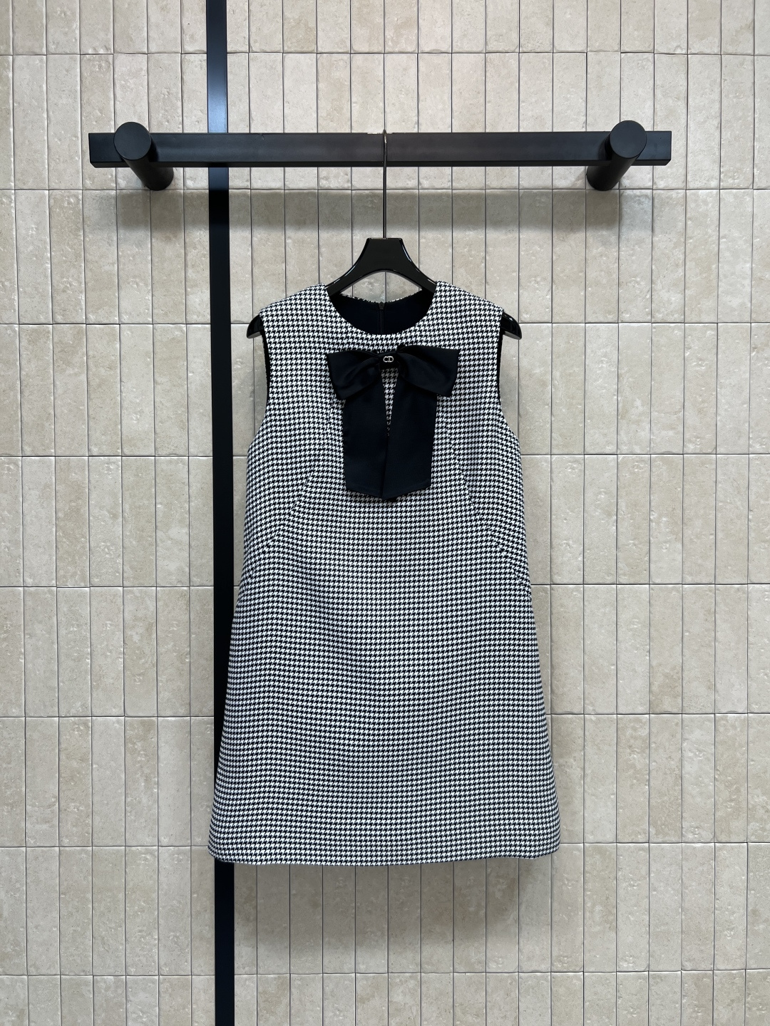 NO:761309,D Home’s 26 new spring and summer style houndstooth bow vest dress, classic houndstooth design, full of elegant retro temperament, black bow embellishment on the neckline, exquisite and playful, A-line loose version, super slim, super body-friendly!  The fabric is light and breathable. It is very comfortable to wear in summer. It can be easily used for commuting, parties and daily life. Pair it with high heels or white shoes. You can switch the style at will. It is practical and fashionable!  Four sizes in one color Size/S-M-L-XL,,dior,high heels,skirts,19860909D家 26春夏新款 千鸟格蝴蝶结背心连衣裙 经典千鸟格设计 优雅复古气质满分汁 领口黑色蝴蝶结点缀 精致又俏皮 A字宽松版型超显瘦 对身材超友好！面料轻盈透气 夏天穿很舒服 通勤、聚会、日常都能轻松驾驭~搭配高跟鞋或小白鞋 风格随心切换 实用又时髦！一色四码 Size/S-M-L-XL,,dior,high heels,skirts,,Women's clothing