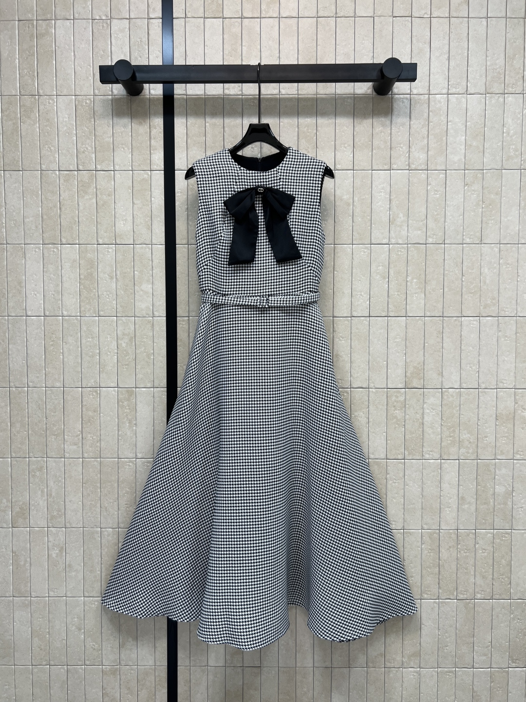 NO:761305,D Home 26 new spring and summer style houndstooth pattern sleeveless dress, classic houndstooth pattern + black bow, perfect score for elegant retro temperament, sleeveless design + waist cut, A-line skirt shows great figure, can be easily worn in daily or formal occasions, high-end craftsmanship, comfortable and fashionable, very comfortable to wear in summer, paired with high heels or white shoes, you can switch styles at will, practical and fashionable!  Four sizes in one color Size/S-M-L-XL,,dior,high heels,skirts,19860909D家 26春夏新款 千鸟格纹无袖连衣裙 经典千鸟格纹+黑色蝴蝶结 优雅复古气质满分计 无袖设计+收腰剪裁 A字裙摆超显身材 日常或正式场合都能轻松驾驭 高端工艺 舒适又时髦 夏天穿很舒服 搭配高跟鞋或小白鞋 风格随心切换 实用又时髦！一色四码 Size/S-M-L-XL,,dior,high heels,skirts,,Women's clothing