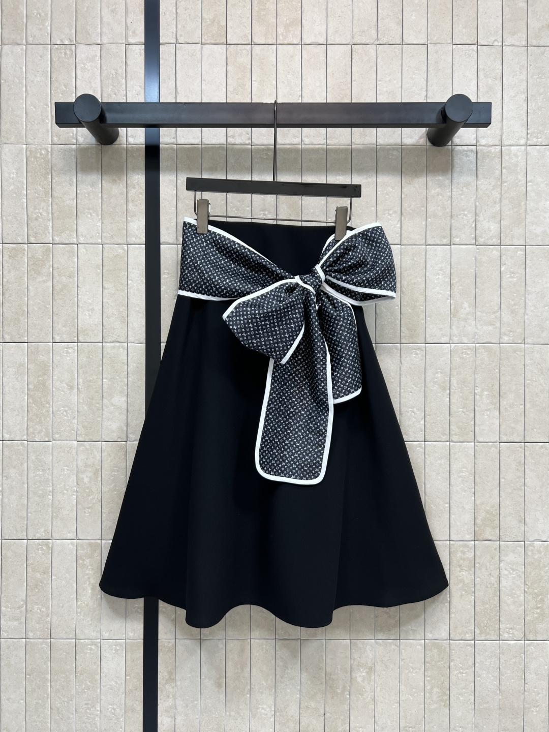 NO:761283,L's 26 spring and summer new style Presbyopia belt high-waisted skirt Black high-waisted skirt The A-line version is super slim, modifies the waistline and leg proportions, and easily creates a good figure!  The black and white presbyopic bow at the waist is super eye-catching. The white piping is full of details. It is elegant and playful. The fabric has good drape. It is comfortable to wear. It can be easily used for commuting, dating and daily life. It goes well with shirts or sweaters. It is easy to switch between multiple styles. One color and four sizes. Size/S-M-L-XL,, louis vuitton, skirts, shirts,19860909L家 26春夏新款 老花腰带高腰半身裙 黑色高腰半身裙 A字版型超显瘦 修饰腰线和腿部比例 轻松打造好身材！腰间黑白老花蝴蝶结超吸睛 白色滚边细节满满 优雅又俏皮 面料垂坠感好 穿着舒适 通勤、约会、日常都能轻松驾驭 搭配衬衫或针织衫都很出彩 轻松切换多种风格 一色四码 Size/S-M-L-XL,,louis vuitton,skirts,shirts,,Women's clothing