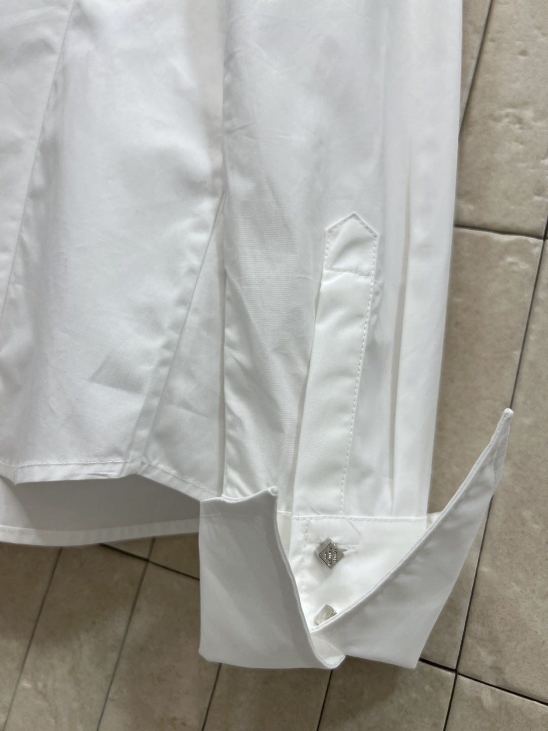 L家 26春夏新款 法式尖领白色衬衫 宽松版型+独特尖领设计 领口.袖口有金属logo方块扣饰装饰 简约