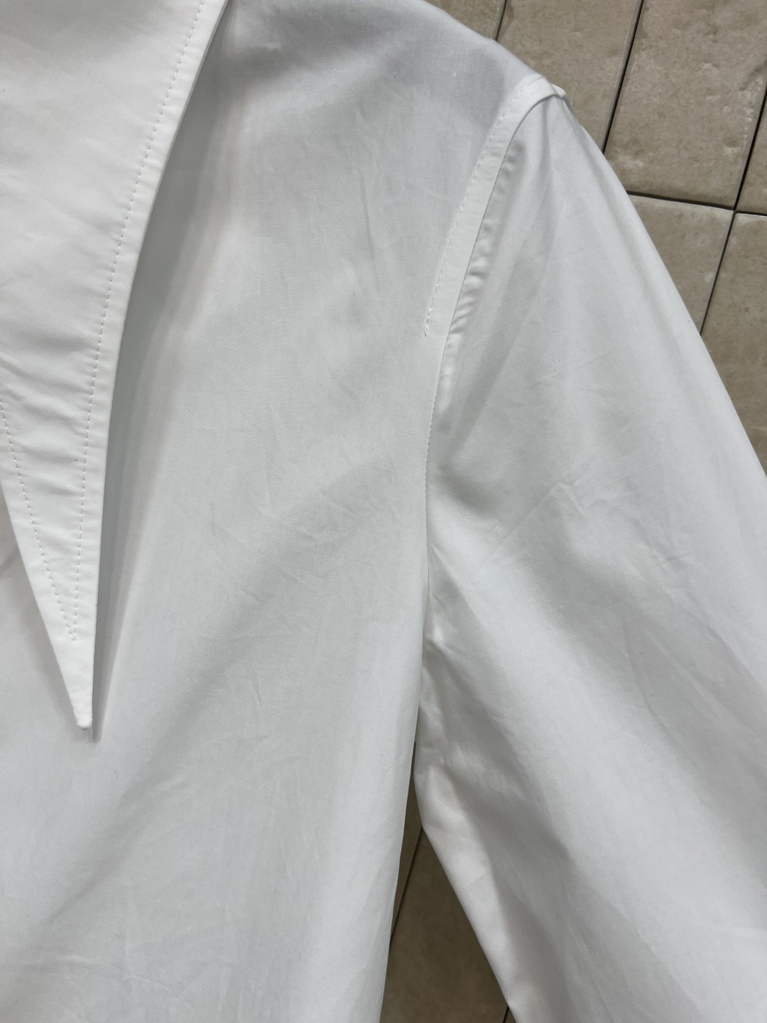 L家 26春夏新款 法式尖领白色衬衫 宽松版型+独特尖领设计 领口.袖口有金属logo方块扣饰装饰 简约