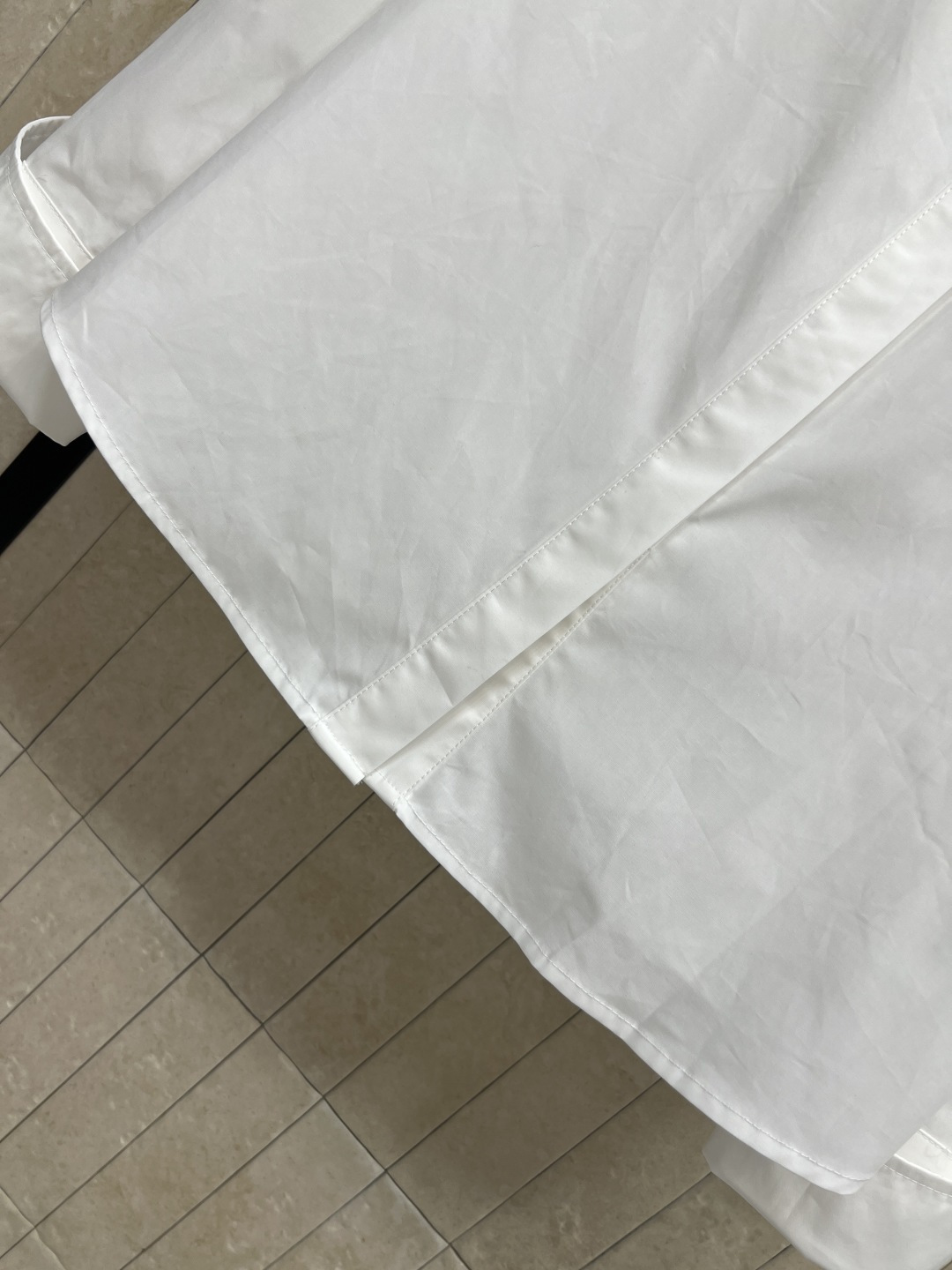 L家 26春夏新款 法式尖领白色衬衫 宽松版型+独特尖领设计 领口.袖口有金属logo方块扣饰装饰 简约