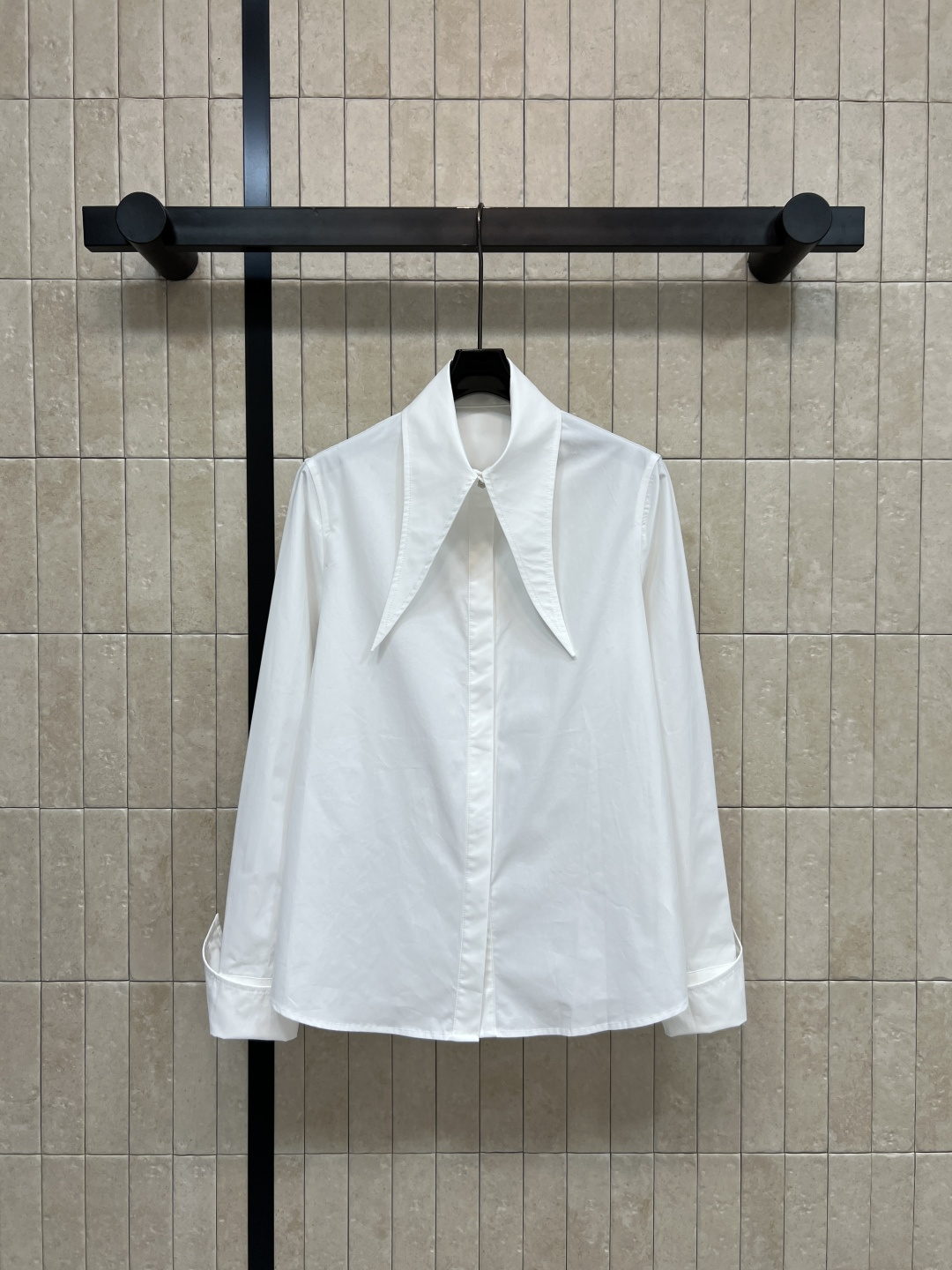 NO:761324,L's new spring and summer 26 French style white shirt with pointed collar. Loose fit + unique pointed collar design. The collar and cuffs are decorated with metal logo square buckles. It is simple and has a sense of design!  The fabric is soft and comfortable, and the milky white color is super versatile. It can be easily used for commuting, dating, and daily life. It goes well with jeans or casual pants ~ it has both design and practicality. It is suitable for sisters who like high-end outfits!  Four sizes in one color Size/S-M-L-XL,,louis vuitton,jeans,shirts,19860909L家 26春夏新款 法式尖领白色衬衫 宽松版型+独特尖领设计 领口.袖口有金属logo方块扣饰装饰 简约又有设计感！面料柔软舒适 奶白色调超百搭 通勤、约会、日常都能轻松驾驭 搭配牛仔裤或休闲裤都很出彩~设计感和实用性兼具 适合喜欢高级感穿搭的姐妹们！一色四码 Size/S-M-L-XL,,louis vuitton,jeans,shirts,,Women's clothing