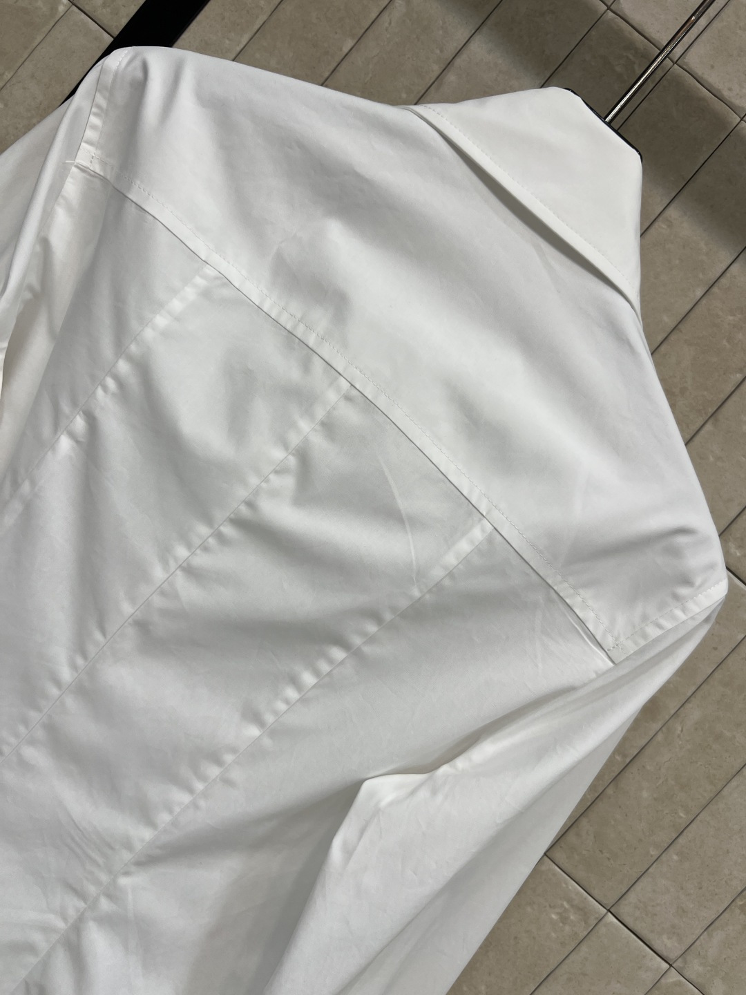 L家 26春夏新款 法式尖领白色衬衫 宽松版型+独特尖领设计 领口.袖口有金属logo方块扣饰装饰 简约