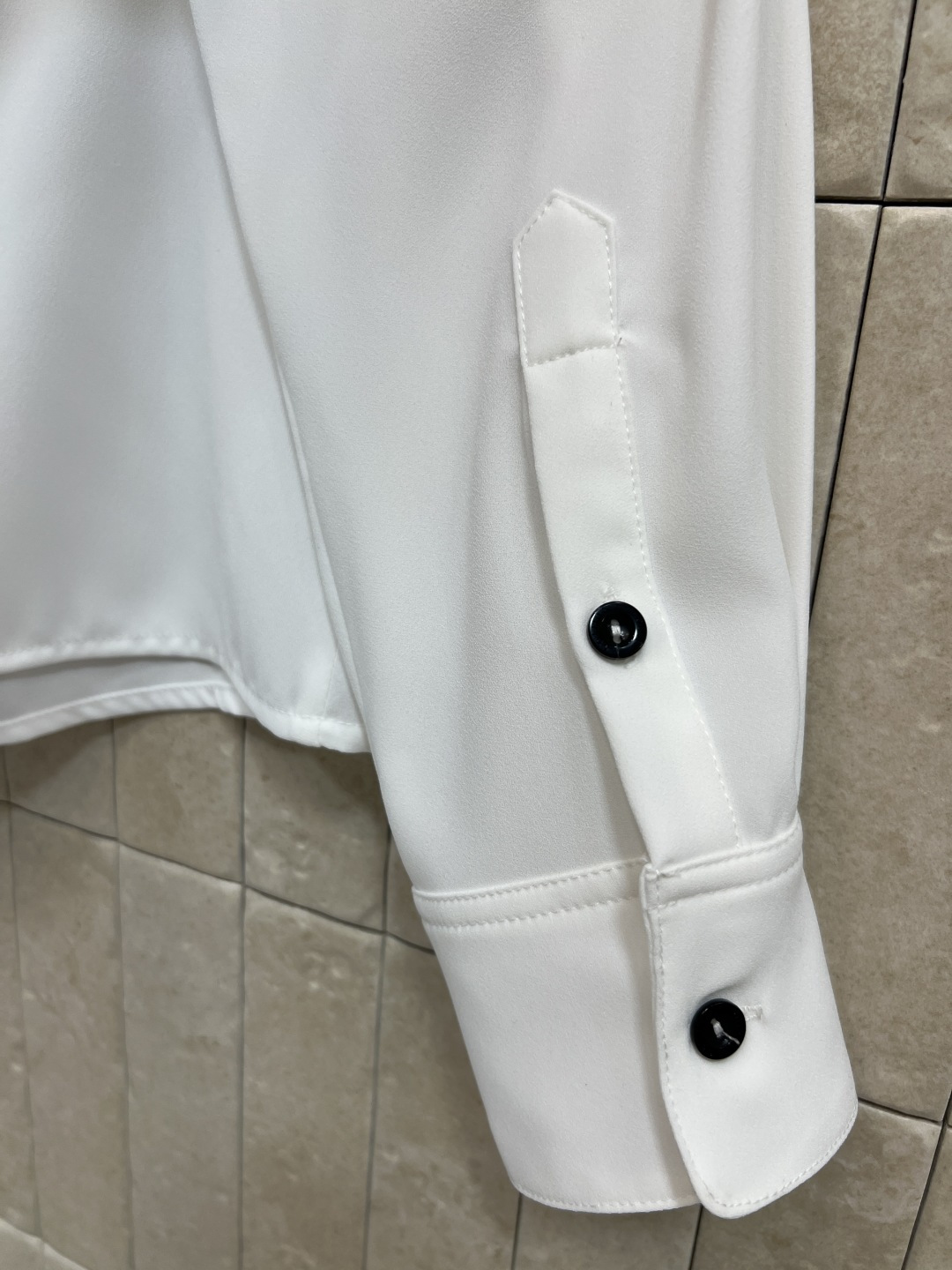 L家 26春夏新款 老花飘带娃娃领衬衫 春夏穿超舒服！白色主色+黑白老花飘带 复古优雅 飘带可拆卸 搭配