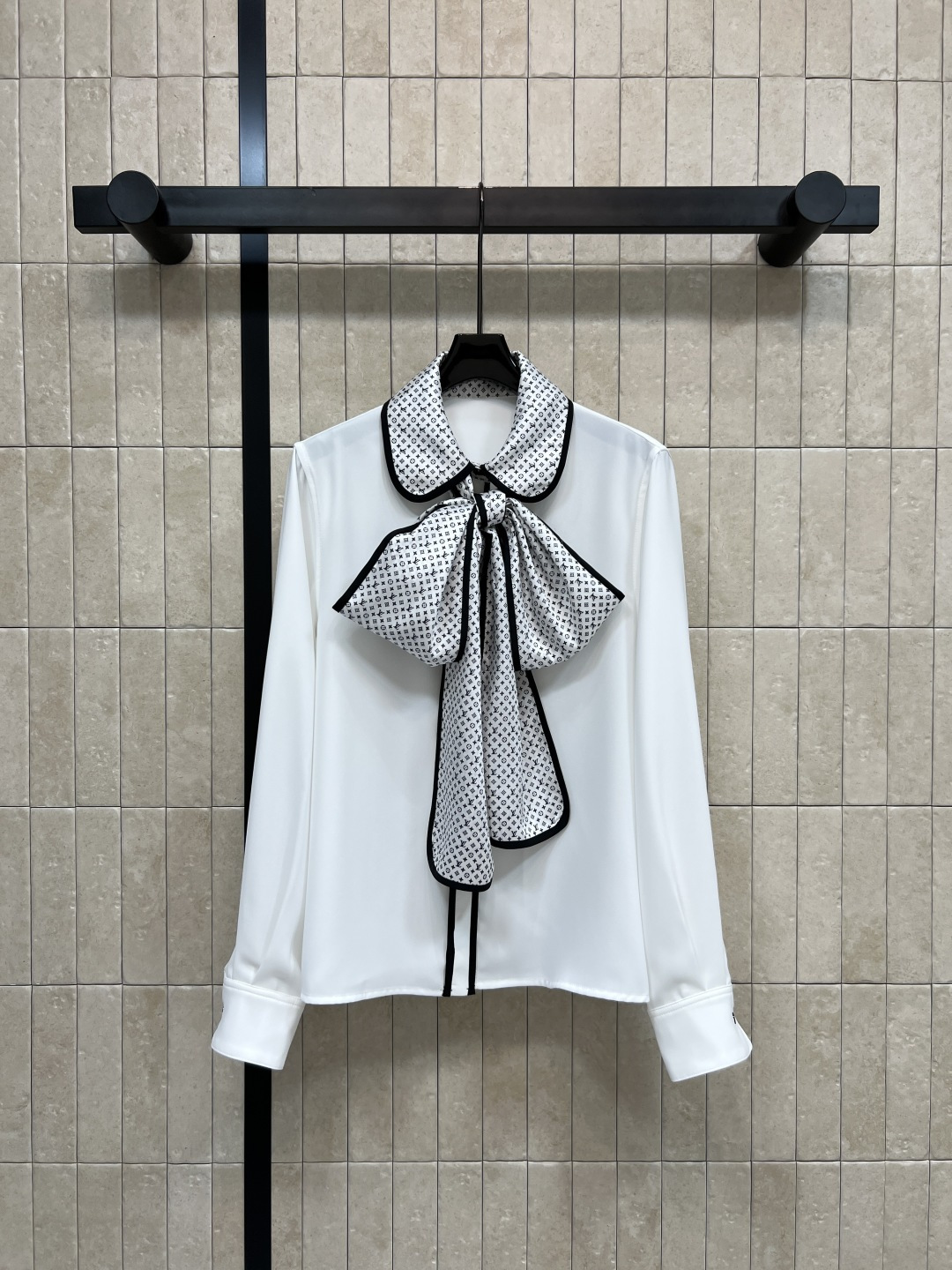 NO:761314,L's new spring and summer 26 presbyopia ribbon doll collar shirt is super comfortable to wear in spring and summer!  White main color + black and white presbyopic ribbon, retro and elegant, detachable ribbon, flexible matching, easy to wear for commuting or formal occasions. Rounded collar design, exquisite tailoring, easy to wear for commuting and leisure. Pair with high-waisted skirt or wide-leg pants, easy to get a high-end look!  A must-have for fashionistas! Four sizes in one color Size/S-M-L-XL,,louis vuitton,skirts,shirts,19860909L家 26春夏新款 老花飘带娃娃领衬衫 春夏穿超舒服！白色主色+黑白老花飘带 复古优雅 飘带可拆卸 搭配灵活 通勤或正式场合都能轻松驾驭象 圆润衣领设计 剪裁精致 通勤休闲都能轻松驾驭 搭配高腰裙或阔腿裤 轻松get高级感穿搭！时髦精必入! 一色四码 Size/S-M-L-XL,,louis vuitton,skirts,shirts,,Women's clothing