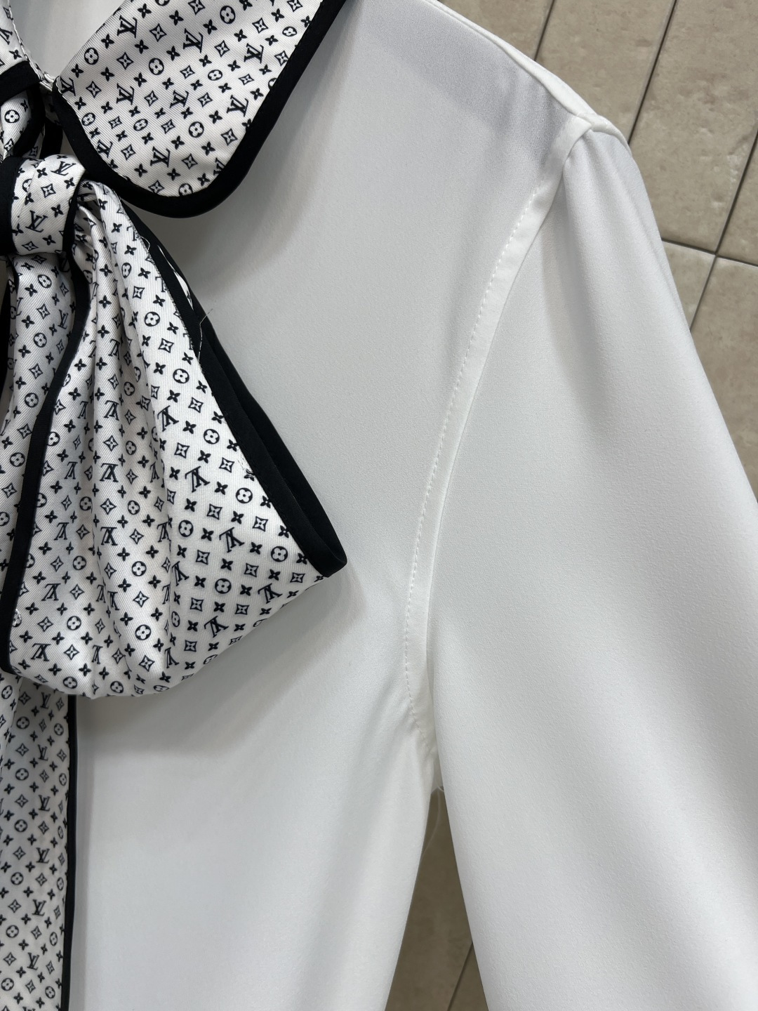 L家 26春夏新款 老花飘带娃娃领衬衫 春夏穿超舒服！白色主色+黑白老花飘带 复古优雅 飘带可拆卸 搭配
