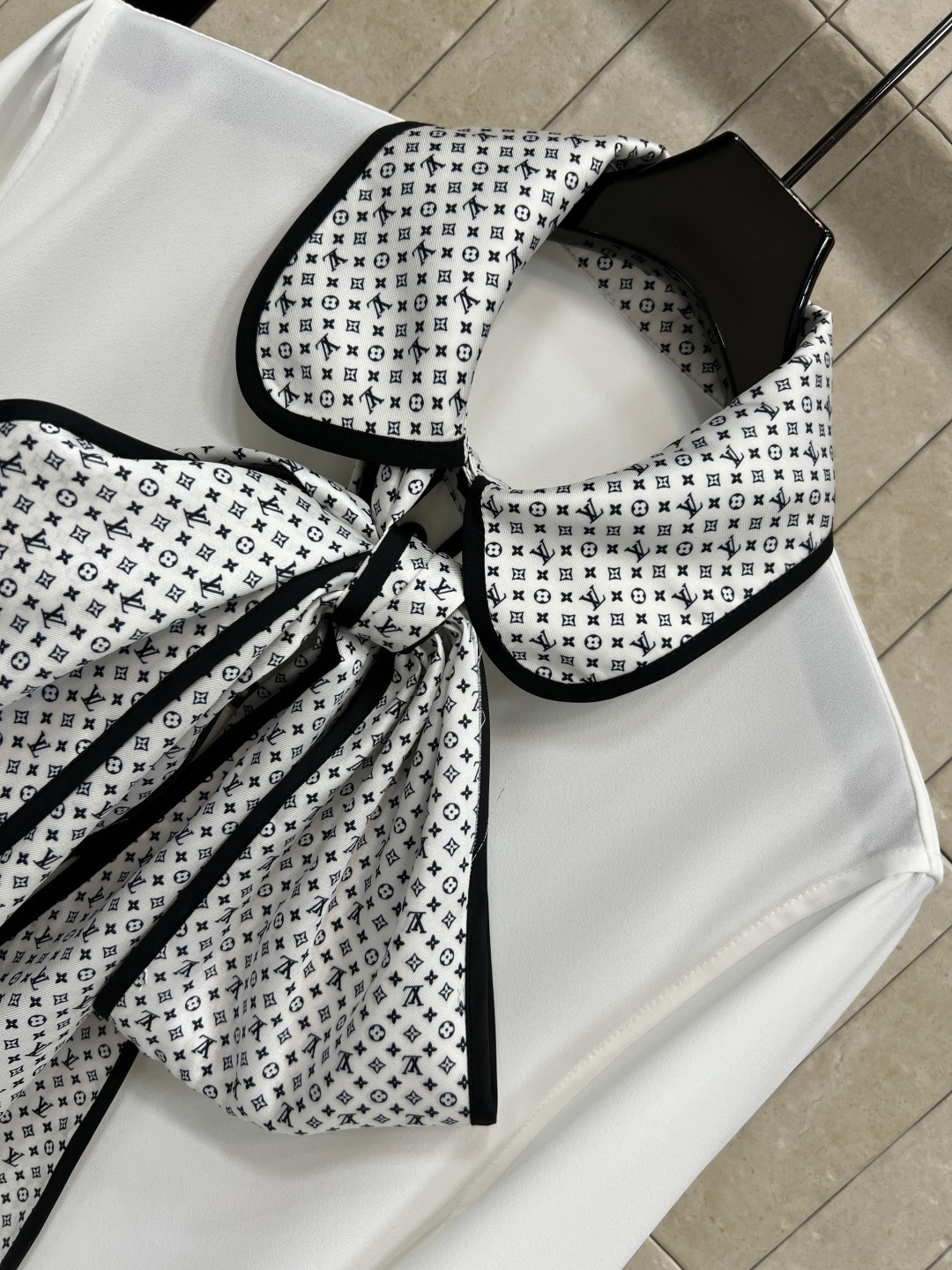 L家 26春夏新款 老花飘带娃娃领衬衫 春夏穿超舒服！白色主色+黑白老花飘带 复古优雅 飘带可拆卸 搭配
