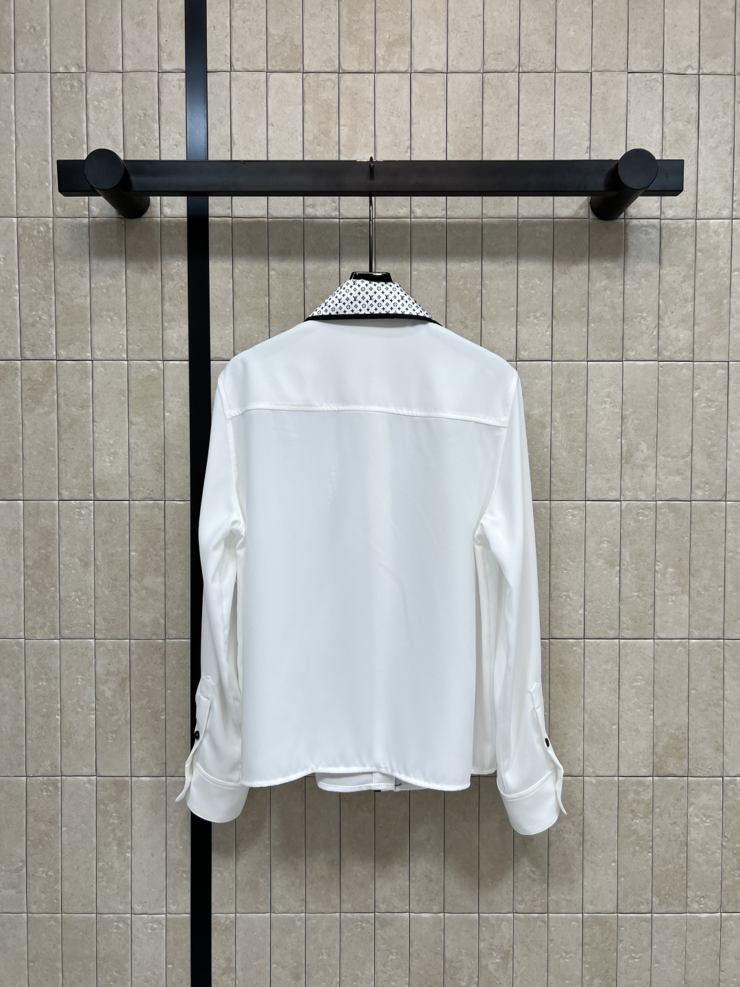 L家 26春夏新款 老花飘带娃娃领衬衫 春夏穿超舒服！白色主色+黑白老花飘带 复古优雅 飘带可拆卸 搭配