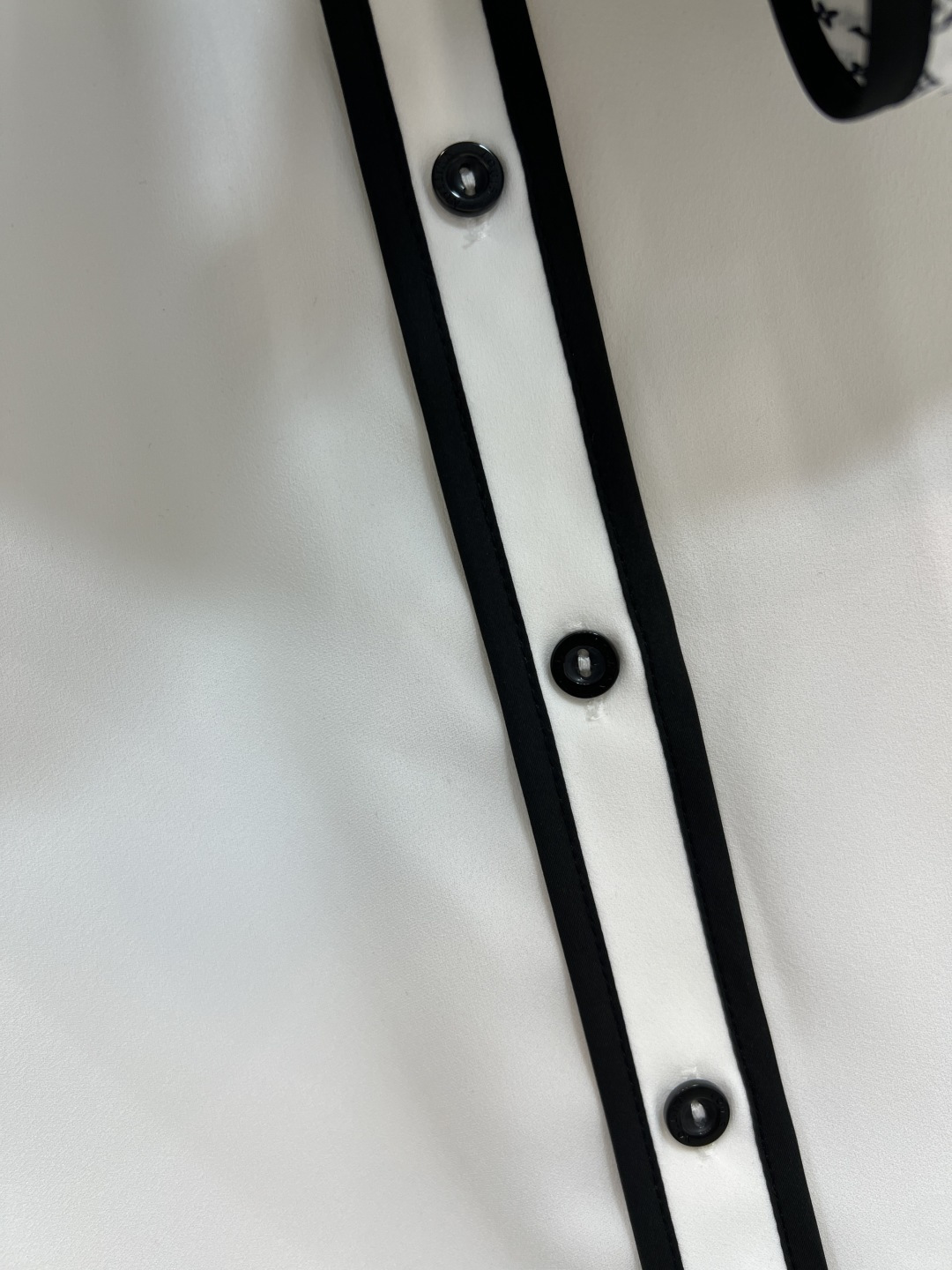 L家 26春夏新款 老花飘带娃娃领衬衫 春夏穿超舒服！白色主色+黑白老花飘带 复古优雅 飘带可拆卸 搭配