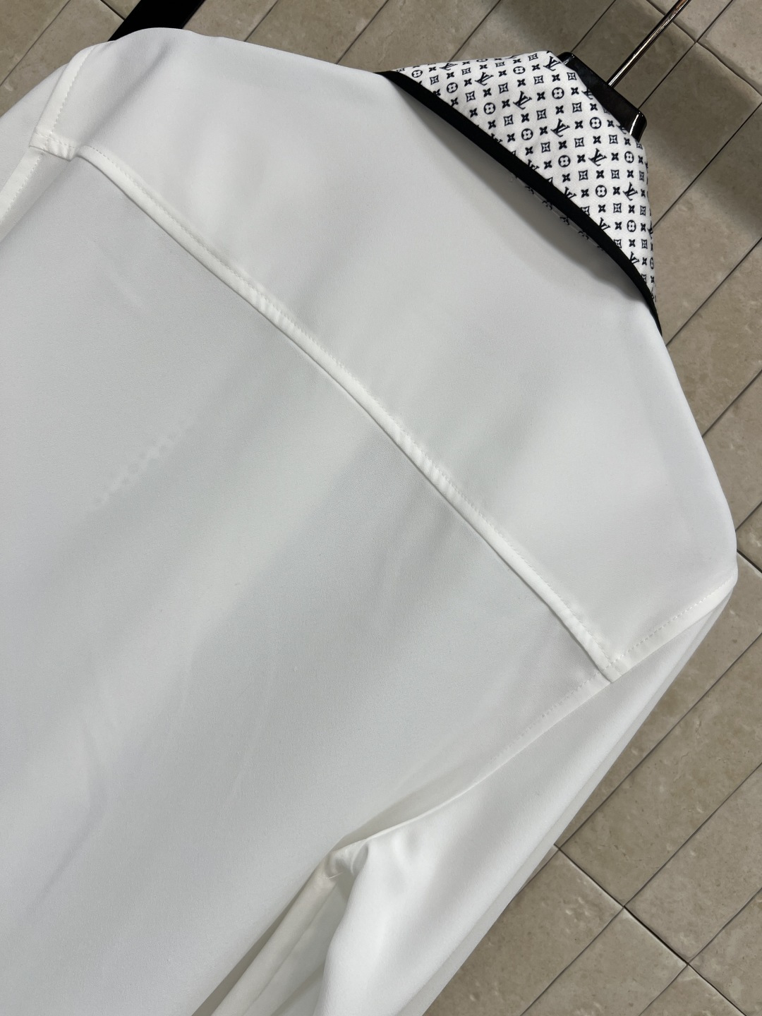 L家 26春夏新款 老花飘带娃娃领衬衫 春夏穿超舒服！白色主色+黑白老花飘带 复古优雅 飘带可拆卸 搭配