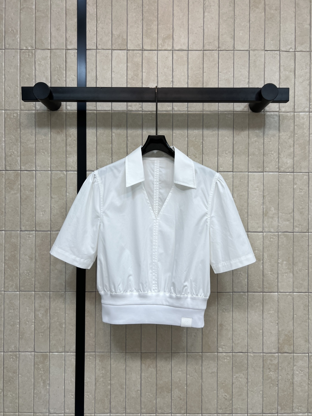 NO:761310,L's new spring and summer 26 white V-neck short-sleeved shirt, retro tailoring + light and breathable fabric, super comfortable to wear in spring and summer!  The simple V lapel + waist design modifies the figure and shows elegance. The short sleeves are refreshing and can be easily worn for commuting and leisure. Pair it with a high-waisted skirt or wide-leg pants to easily get a high-end look!  A must-have for fashionistas! Four sizes in one color Size/S-M-L-XL,, louis vuitton, skirts, shirts, T-shirt,19860909L家 26春夏新款 白色V领短袖衬衫 复古剪裁+轻薄透气面料 春夏穿超舒服！简约v翻领+收腰设计 修饰身形又显优雅气质 短袖清爽 通勤休闲都能轻松驾驭 搭配高腰裙或阔腿裤 轻松get高级感穿搭！时髦精必入! 一色四码 Size/S-M-L-XL,,louis vuitton,skirts,shirts,T-shirt,,Women's clothing