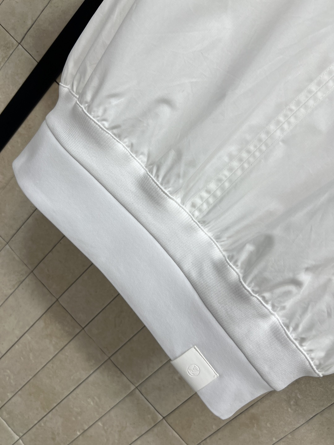 L家 26春夏新款 白色V领短袖衬衫 复古剪裁+轻薄透气面料 春夏穿超舒服！简约v翻领+收腰设计 修饰身