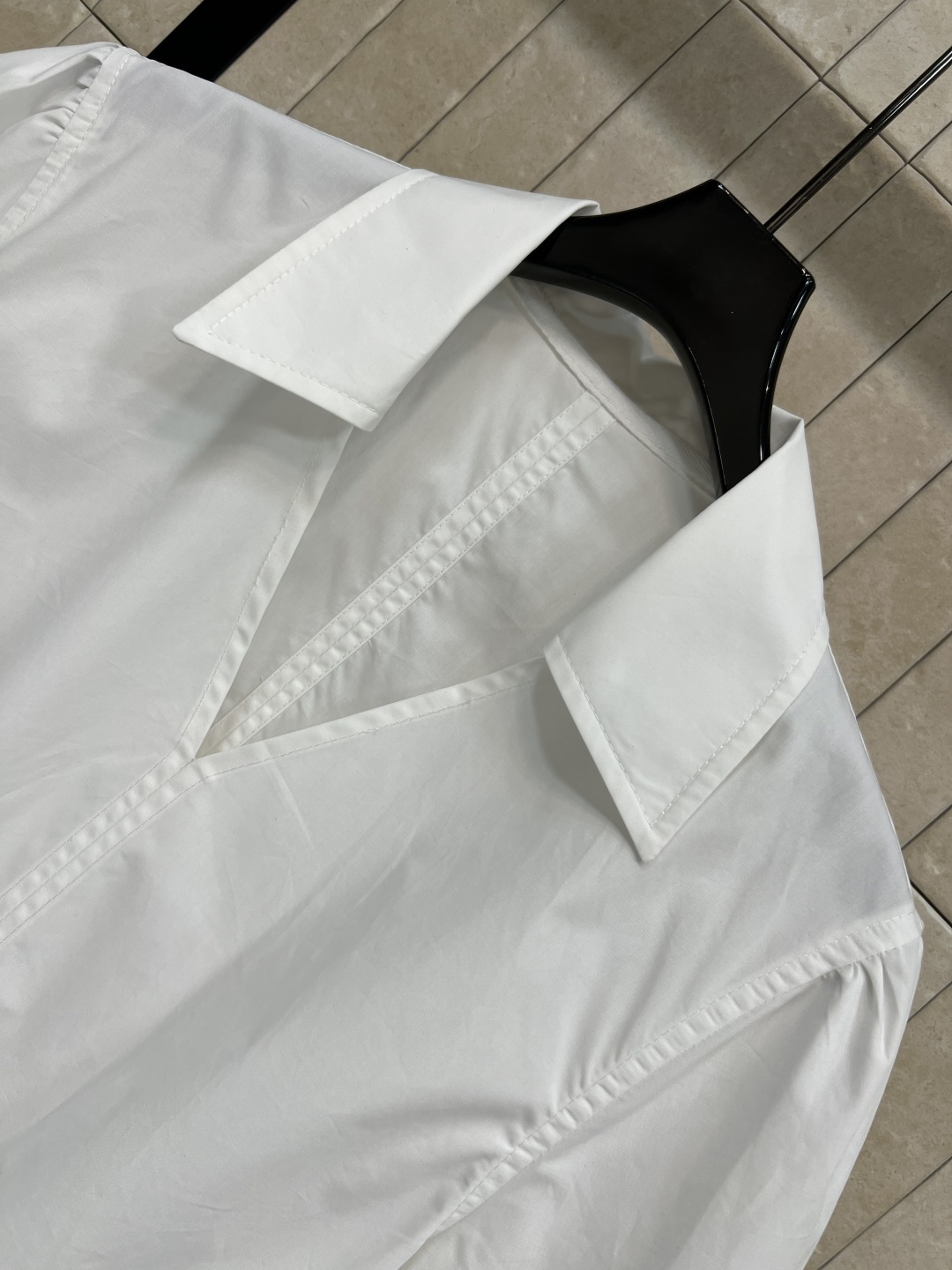 L家 26春夏新款 白色V领短袖衬衫 复古剪裁+轻薄透气面料 春夏穿超舒服！简约v翻领+收腰设计 修饰身