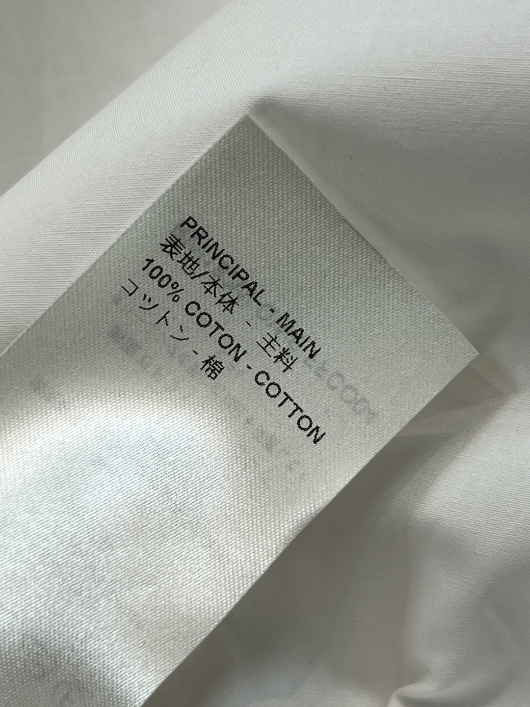 L家 26春夏新款 白色V领短袖衬衫 复古剪裁+轻薄透气面料 春夏穿超舒服！简约v翻领+收腰设计 修饰身
