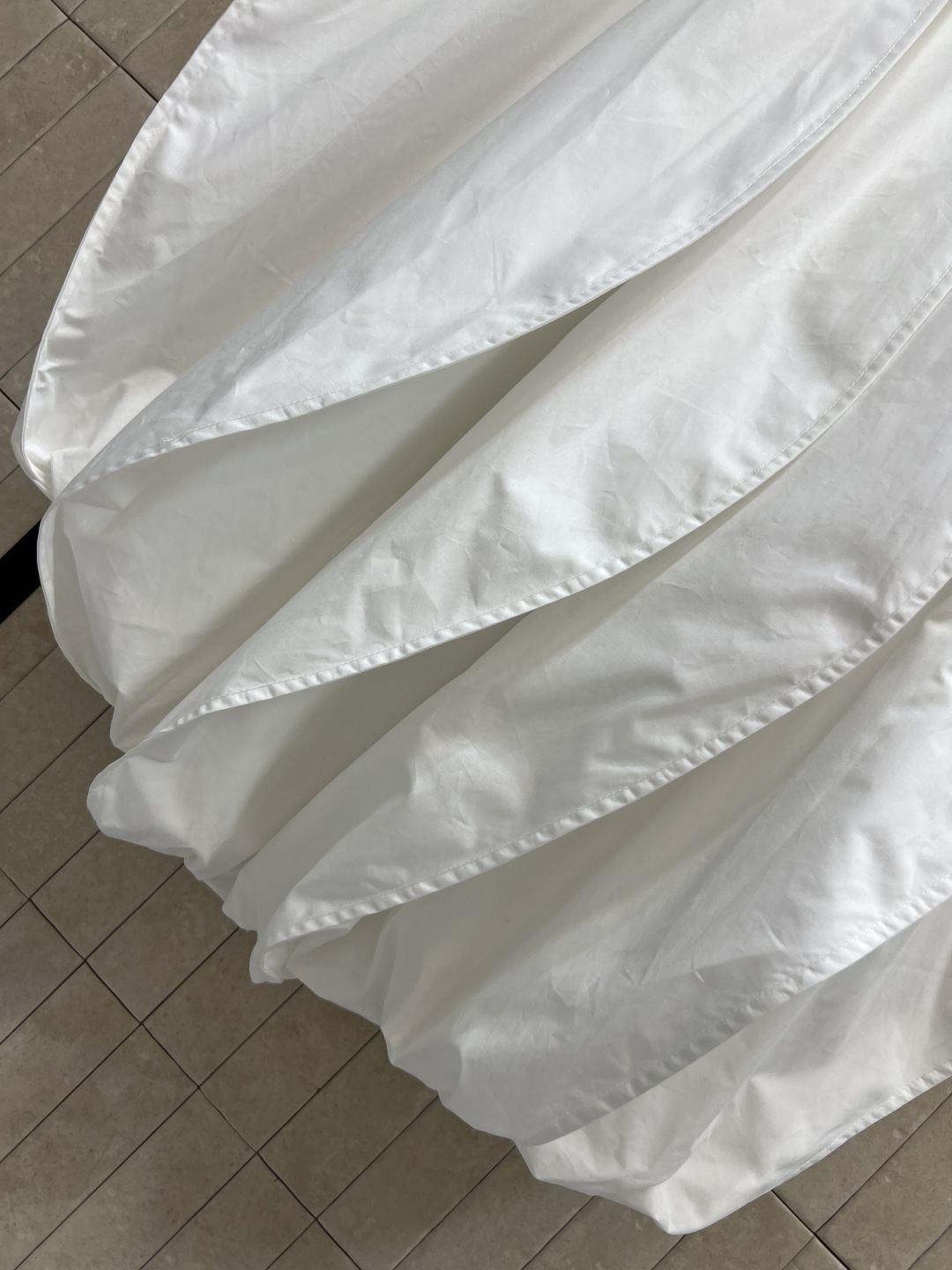 L家 26春夏新款 不规则气球半身裙 白色半身裙采用不规则前短后长剪裁 优质纯棉面料拼接 层次感满满 立