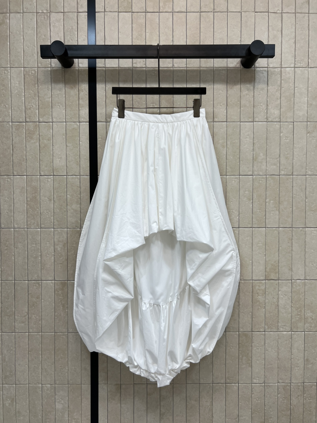 NO:761299,L's 26 spring and summer new model, irregular balloon skirt, white skirt with irregular short front and long back, spliced ​​with high-quality pure cotton fabrics, full of layering, three-dimensional silhouette with super design, high-waisted A-line version to modify the body shape, pear-shaped or straight body can be easily controlled, irregular skirt, has a sense of elegance when walking, paired with simple tops or shirts, great for daily outings and parties, a must-have for fashionable girls!  Four sizes in one color Size/S-M-L-XL,,louis vuitton,skirts,shirts,19860909L家 26春夏新款 不规则气球半身裙 白色半身裙采用不规则前短后长剪裁 优质纯棉面料拼接 层次感满满 立体廓形超有设计感 高腰A字版型 修饰身形 梨形或直筒身材都能轻松驾驭 裙摆不规则 走路自带飘逸感 搭配简约上衣或衬衫 日常出街、聚会都很出彩 时髦女孩必入！一色四码 Size/S-M-L-XL,,louis vuitton,skirts,shirts,,Women's clothing