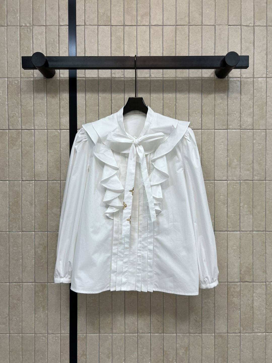 NO:761288,L's 26 spring and summer new style French ruffled lace-up shirt, super comfortable to wear in spring and autumn, stand-up collar + ruffles + hardware lace decoration, full of retro palace style, elegant and sweet, metal square buckle decoration with logo on cuffs, loose version, tolerant, suitable for a variety of body types, looks great for commuting, daily life or taking photos. Pair with high-waisted skirt or simple trousers to easily create a French romantic atmosphere. Four sizes in one color Size/S-M-L-XL,,louis  vuitton,skirts,shirts,19860909L家 26春夏新款 法式荷叶边系带衬衫 春秋季节穿着超舒适 立领+荷叶边+五金系带装饰 复古宫廷风满满 优雅又甜美 袖口logo金属方块扣装饰 宽松版型 包容性强 适合多种身材 通勤、日常或拍照都很出片 搭配高腰裙或简约裤装 轻松打造法式浪漫氛围感 一色四码 Size/S-M-L-XL,,louis vuitton,skirts,shirts,,Women's clothing