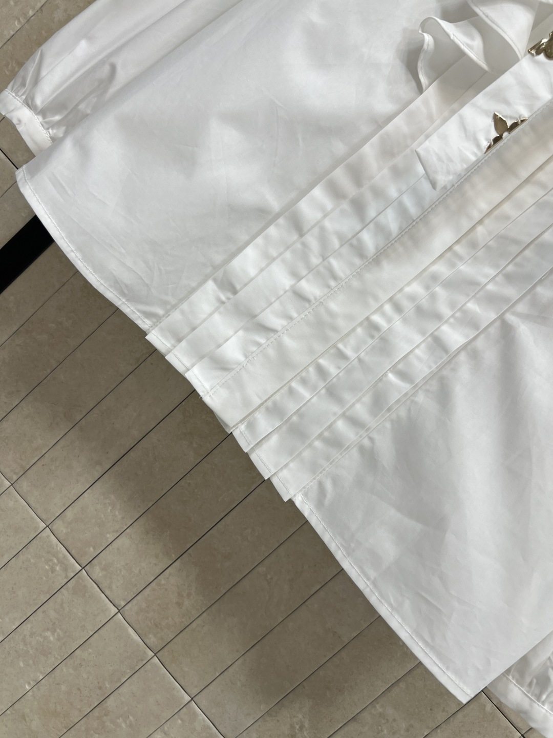 L家 26春夏新款 法式荷叶边系带衬衫 春秋季节穿着超舒适 立领+荷叶边+五金系带装饰 复古宫廷风满满 