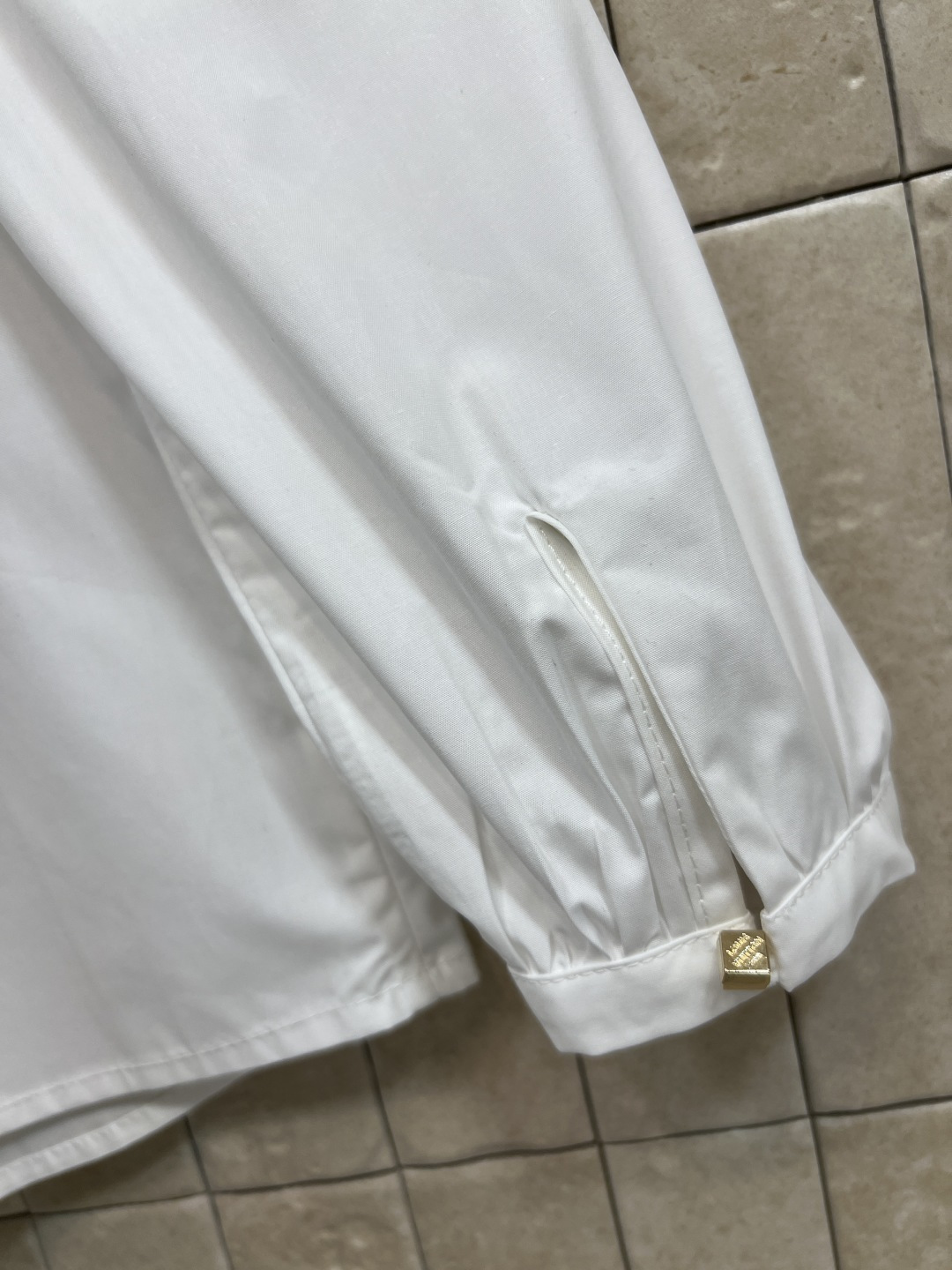 L家 26春夏新款 法式荷叶边系带衬衫 春秋季节穿着超舒适 立领+荷叶边+五金系带装饰 复古宫廷风满满 