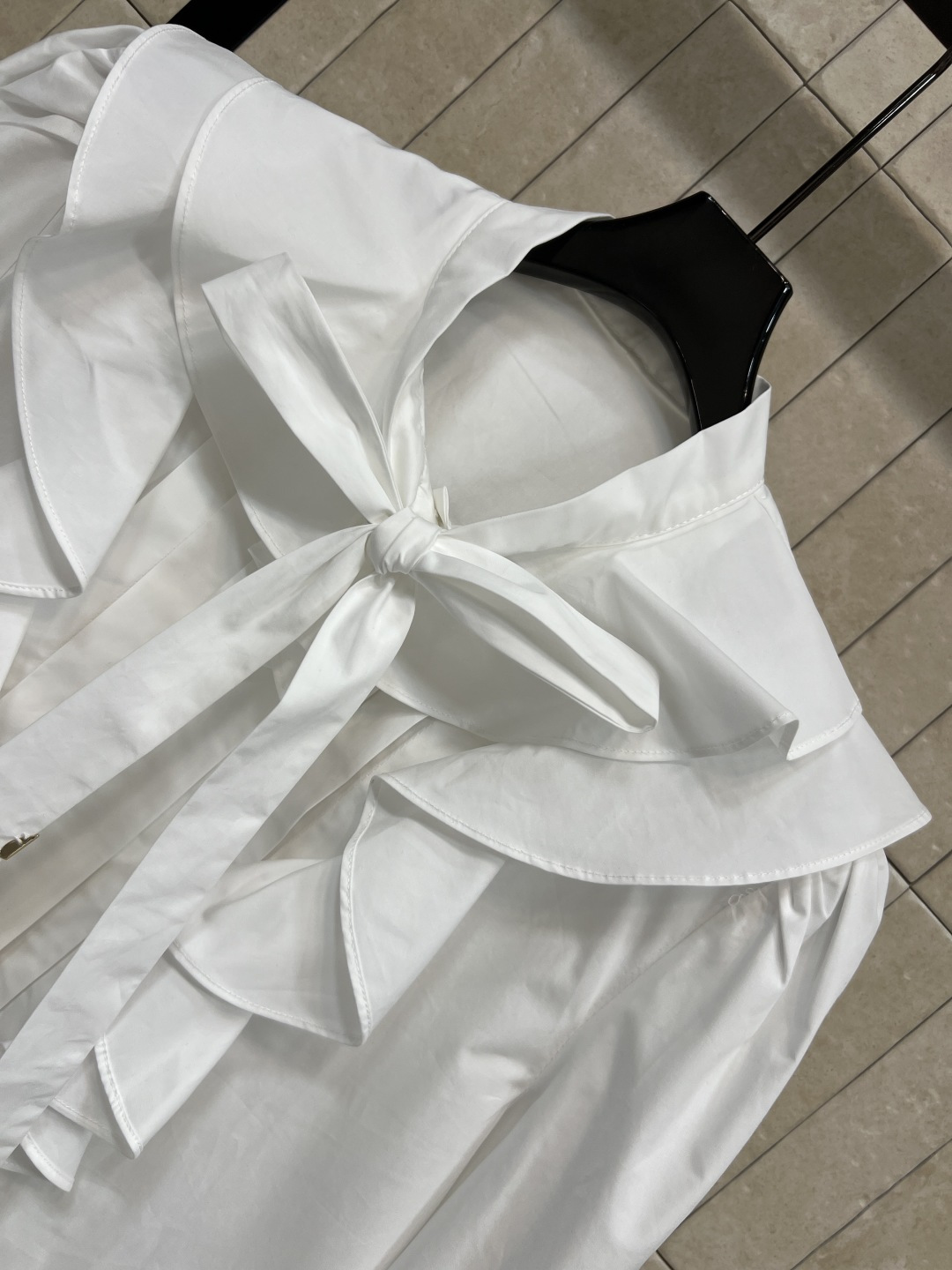 L家 26春夏新款 法式荷叶边系带衬衫 春秋季节穿着超舒适 立领+荷叶边+五金系带装饰 复古宫廷风满满 