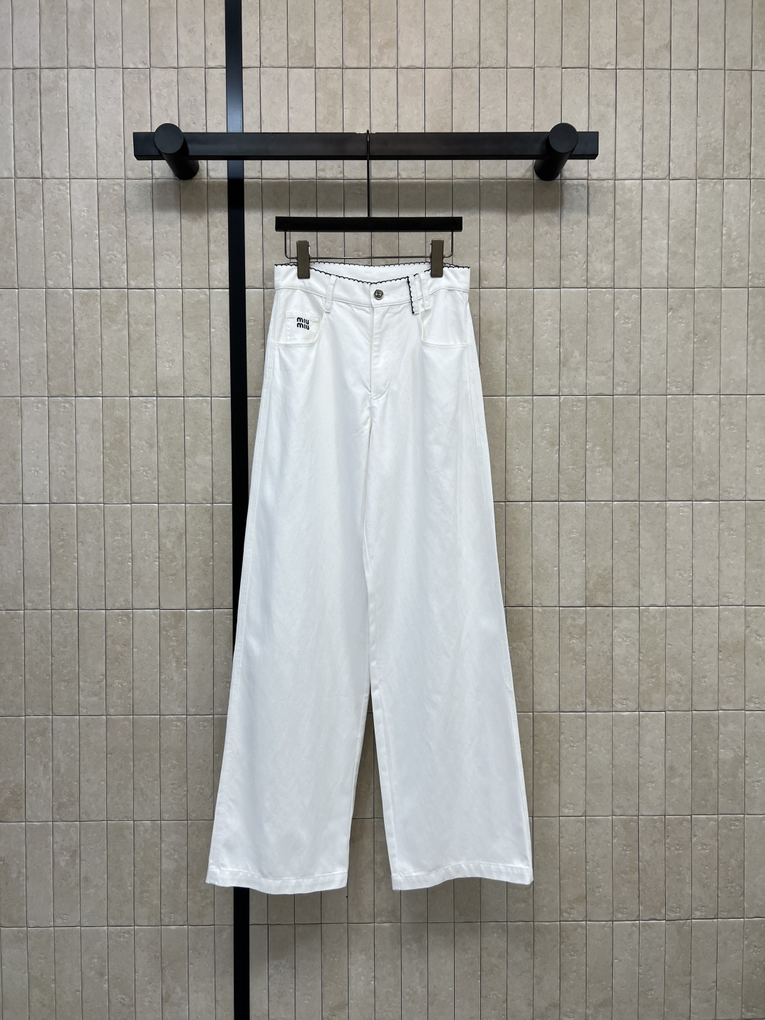 NO:762347,M's new spring and summer 26 white high-waisted wide-leg jeans. Loose straight design. Great drape. Lightweight and breathable. High-waisted to modify the waistline. Slimming and elongating the legs. Friendly pear-shaped figure. Perfect flesh-covering effect. White versatile T-shirts, shirts and knits can be easily matched. Commuting and casual. Button + zipper design. Full sense of detail. Simple and advanced. Three sizes in one color, S-M-L, jeans, shirts, tees, t-shirt,19860909M家 26春夏新款 白色高腰阔腿牛仔裤 宽松直筒设计 垂感超赞 轻薄透气 高腰修饰腰线 显瘦又拉长腿部比例 梨形身材友好 遮肉效果满分 白色百搭 T恤、衬衫、针织都能轻松搭配 通勤休闲 纽扣+拉链设计 细节感满满 简约又高级 一色三码S-M-L,,jeans,shirts,tees，t-shirt,,Women's clothing