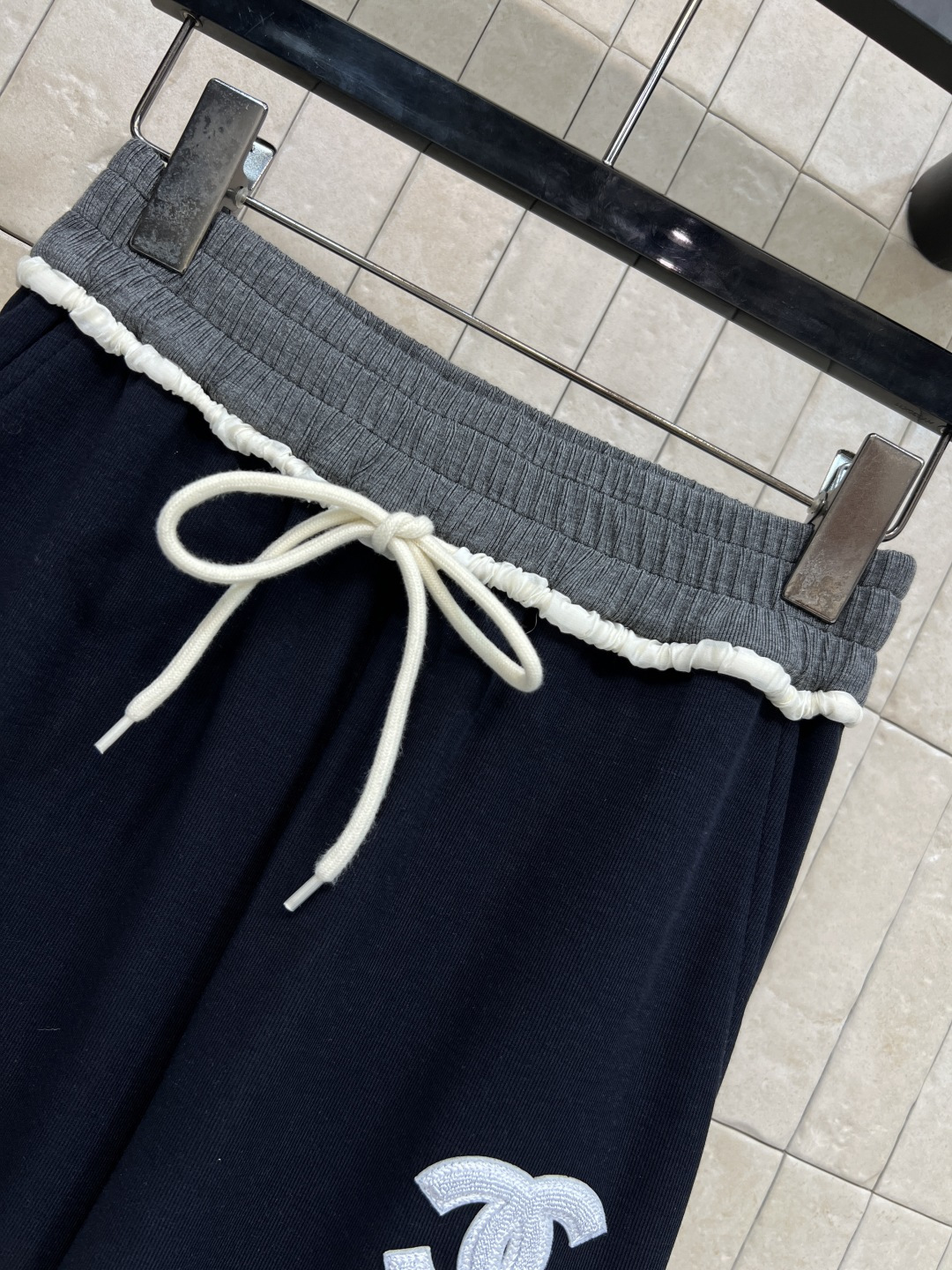 小香家 26春夏新款 刺绣logo撞色阔腿卫裤 高腰松紧+抽绳设计 舒适又显腿长！面料柔软垂感 日常通勤