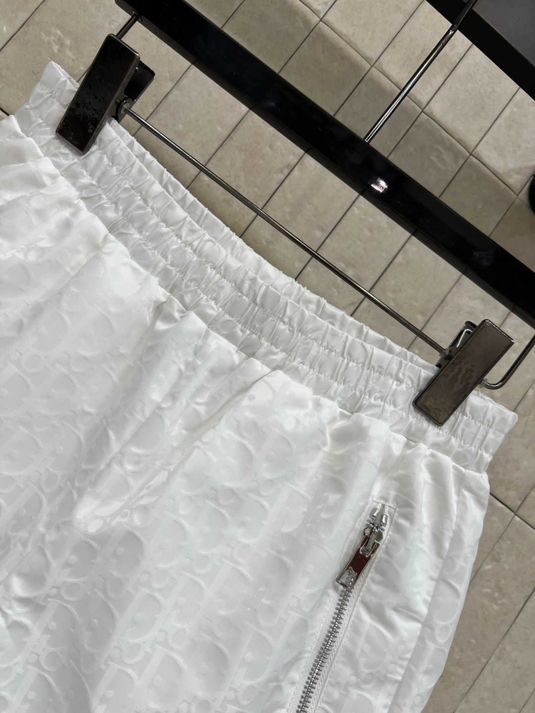 D家 26春夏新款 老花运动防晒套装 连帽拉链外套+高腰短裤 采用轻薄透气老花尼龙面料 简约设计 拉链+