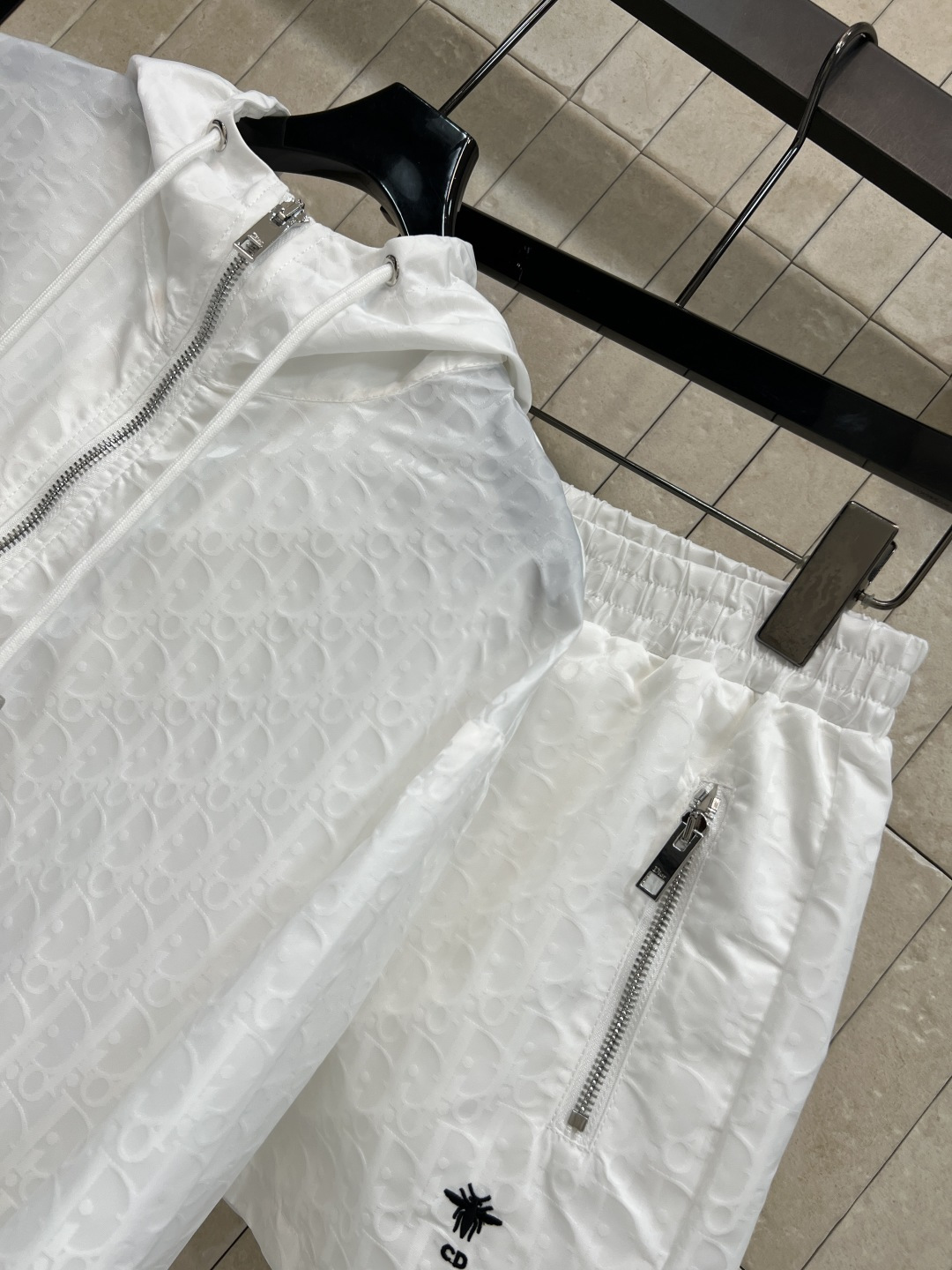 D家 26春夏新款 老花运动防晒套装 连帽拉链外套+高腰短裤 采用轻薄透气老花尼龙面料 简约设计 拉链+