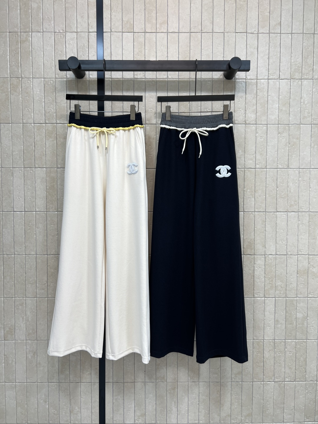 NO:762351,Xiaoxiangjia 26 spring and summer new style wide-leg sweatpants with embroidered logo and contrasting colors, high-waisted elastic + drawstring design, comfortable and long-legged!  The fabric is soft and draping, suitable for daily commuting and leisure. The double C embroidery on the left side is very recognizable. It looks good with sweatshirts and knitted sweaters. It has a loose and straight fit. It modifies the leg shape and is very fashionable. Two colors and three sizes, S-M-L,,chanel,hoodie,sweatshirts,19860909小香家 26春夏新款 刺绣logo撞色阔腿卫裤 高腰松紧+抽绳设计 舒适又显腿长！面料柔软垂感 日常通勤 休闲都OK 左侧双C刺绣超有辨识度 随便配卫衣、针织衫都好看~宽松直筒版型 修饰腿型还很时髦 两色三码 S-M-L,,chanel,hoodie,sweatshirts,,Women's clothing
