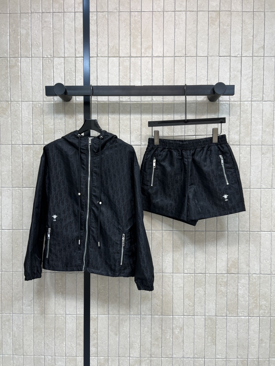 NO:762338,D Home 26 Spring and Summer New Style Presbyopic Sports Sun Protection Suit Hooded zipper jacket + high-waisted shorts Made of light and breathable presbyopic nylon fabric Simple design Zipper + drawstring hood Practical and fashionable Elastic design of cuffs and hem Comfortable and fit White versatile, can be easily used for commuting, outdoor, and leisure in spring and summer It is refreshing and neat to match with shorts or jeans Easily get a summer energetic outfit Two colors and three codes  S-M-L,,dior,shorts,jeans,jackets & coats,hats,19860909D家 26春夏新款 老花运动防晒套装 连帽拉链外套+高腰短裤 采用轻薄透气老花尼龙面料 简约设计 拉链+抽绳连帽 实用又时尚 袖口和下摆松紧设计 穿着舒适贴合 白色百搭,春夏通勤、户外、休闲都能轻松驾驭 搭配短裤或牛仔裤都很清爽利落 轻松get夏日活力穿搭 两色三码 S-M-L,,dior,shorts,jeans,jackets & coats,hats,,Women's clothing