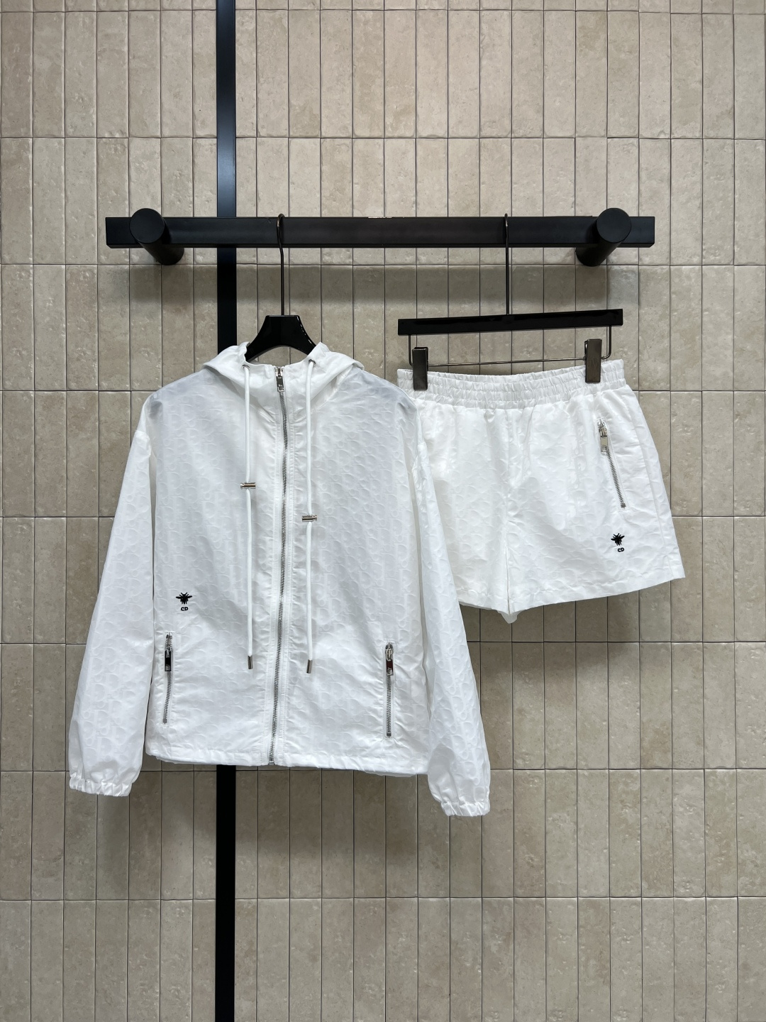 NO:762332,D Home 26 Spring and Summer New Style Presbyopic Sports Sun Protection Suit Hooded zipper jacket + high-waisted shorts Made of light and breathable presbyopic nylon fabric Simple design Zipper + drawstring hood Practical and fashionable Elastic design of cuffs and hem Comfortable and fit White versatile, can be easily used for commuting, outdoor, and leisure in spring and summer It is refreshing and neat to match with shorts or jeans Easily get a summer energetic outfit Two colors and three codes  S-M-L,,dior,shorts,jeans,jackets & coats,hats,19860909D家 26春夏新款 老花运动防晒套装 连帽拉链外套+高腰短裤 采用轻薄透气老花尼龙面料 简约设计 拉链+抽绳连帽 实用又时尚 袖口和下摆松紧设计 穿着舒适贴合 白色百搭,春夏通勤、户外、休闲都能轻松驾驭 搭配短裤或牛仔裤都很清爽利落 轻松get夏日活力穿搭 两色三码 S-M-L,,dior,shorts,jeans,jackets & coats,hats,,Women's clothing