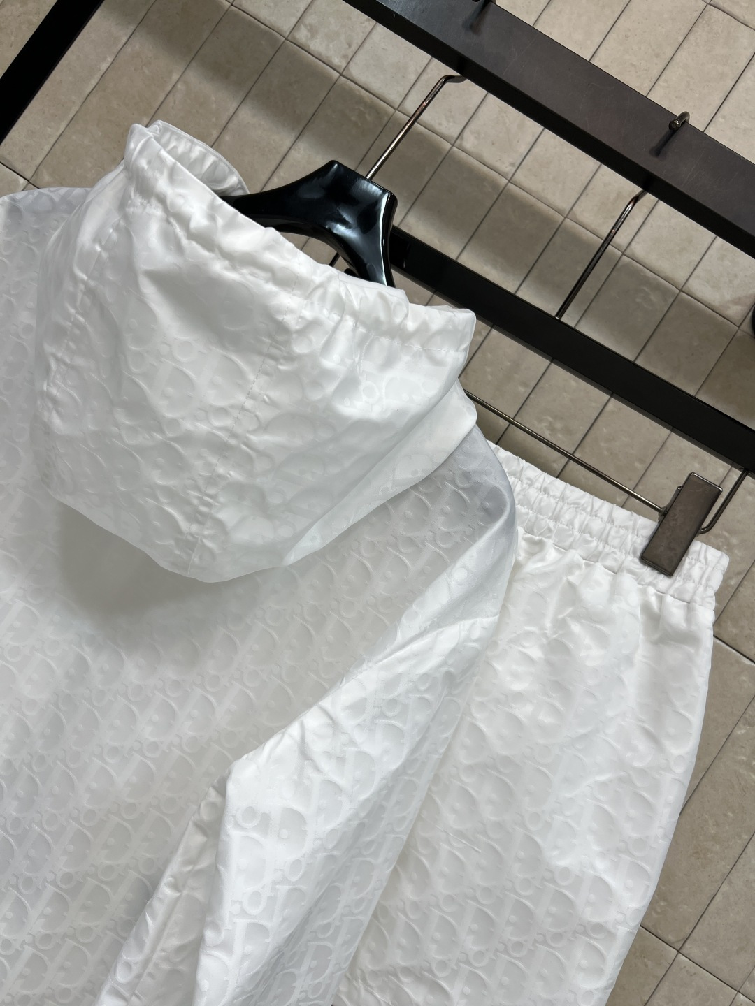 D家 26春夏新款 老花运动防晒套装 连帽拉链外套+高腰短裤 采用轻薄透气老花尼龙面料 简约设计 拉链+