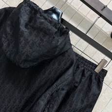 D家 26春夏新款 老花运动防晒套装 连帽拉链外套+高腰短裤 采用轻薄透气老花尼龙面料 简约设计 拉链+ D家 26春夏新款 老花运动防晒套装 连帽拉链外套+高腰短裤 采用轻薄透气老花尼龙面料 简约设计 拉链+