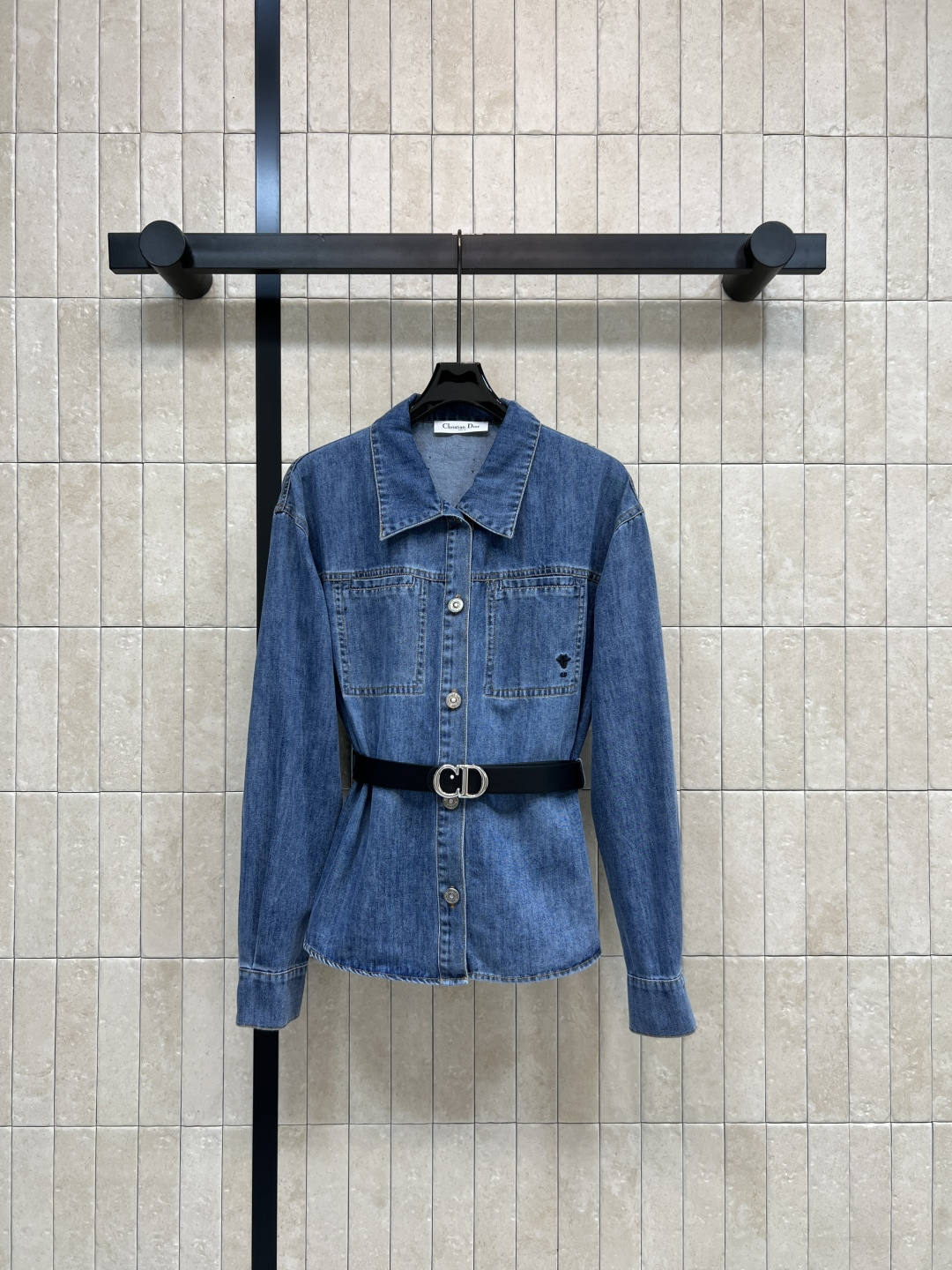NO:762358,D's 26 spring and summer new denim shirt jacket is a retro Hong Kong style design. It is made of classic blue denim fabric. It is matched with a black CD belt to tighten the waist to look slim and stylish. Mid-length + double pockets + single-breasted buttons. Practical and stylish. Belt metal buckle details. Full of fashion. Can be worn alone or layered. It can be easily combined with retro and modern styles for commuting and leisure. Simple and personalized. Three sizes in one color, S-M-L,, dior, jackets & coats, shirts,19860909D家 26春夏新款 牛仔衬衫外套 是复古港风设计 采用经典蓝色牛仔面料 搭配黑色CD腰带收腰显瘦超有型 中长款+双口袋+单排扣 实用又有设计感 腰带金属扣细节 时髦感满分 可单穿也能叠搭 通勤休闲都能轻松驾驭复古与现代风格完美融合 简约又有个性 一色三码S-M-L,,dior,jackets & coats,shirts,,Women's clothing