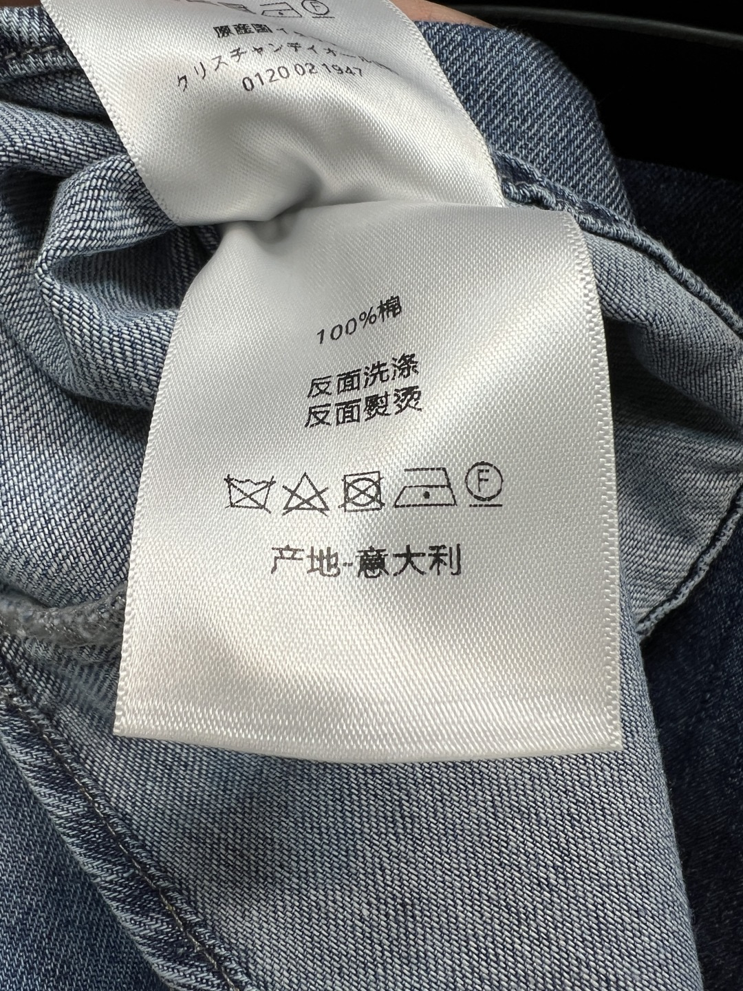 D家 26春夏新款 牛仔衬衫外套 是复古港风设计 采用经典蓝色牛仔面料 搭配黑色CD腰带收腰显瘦超有型 