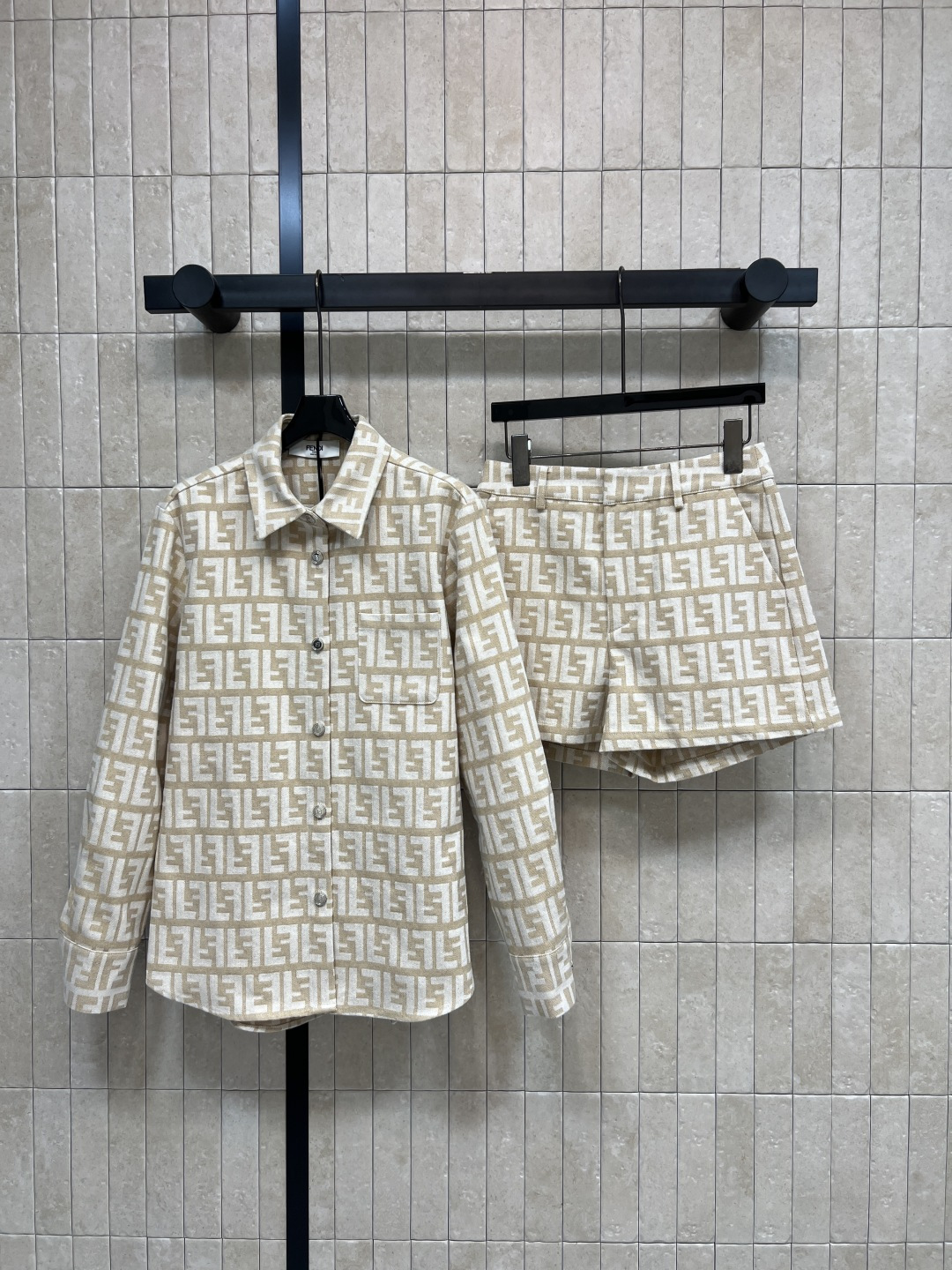 NO:762344,Jacket Shorts F Home 26 new spring and summer FF jacquard casual suit Lapel shirt + high waist shorts Fully printed FF jacquard low-key and luxurious Comfortable and breathable to wear Super suitable for spring and summer Easily create a layered look for daily leisure and vacation Easily manage to get a high-end look Three sizes in one color S-M-L,,fendi,shorts,jackets & coats,shirts,19860909外套 短裤F家 26春夏新款 FF提花休闲套装 翻领衬衫+高腰短裤 满印FF 提花低调又奢华 穿着舒适透气 春夏季节超适合 轻松打造时层次感日常休闲、度假都能轻松驾驭轻松get高级感穿搭 一色三码 S-M-L,,fendi,shorts,jackets & coats,shirts,,Women's clothing