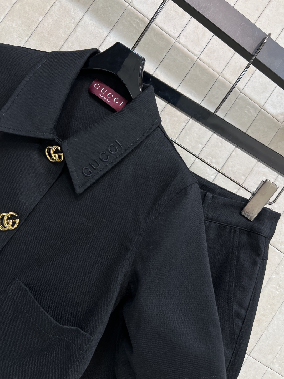 G家 26春夏新款 黑色短款休闲套装 翻领短袖衬衫外套+高腰短裤 清爽利落 短款衣长刚好卡在腰线位置 轻