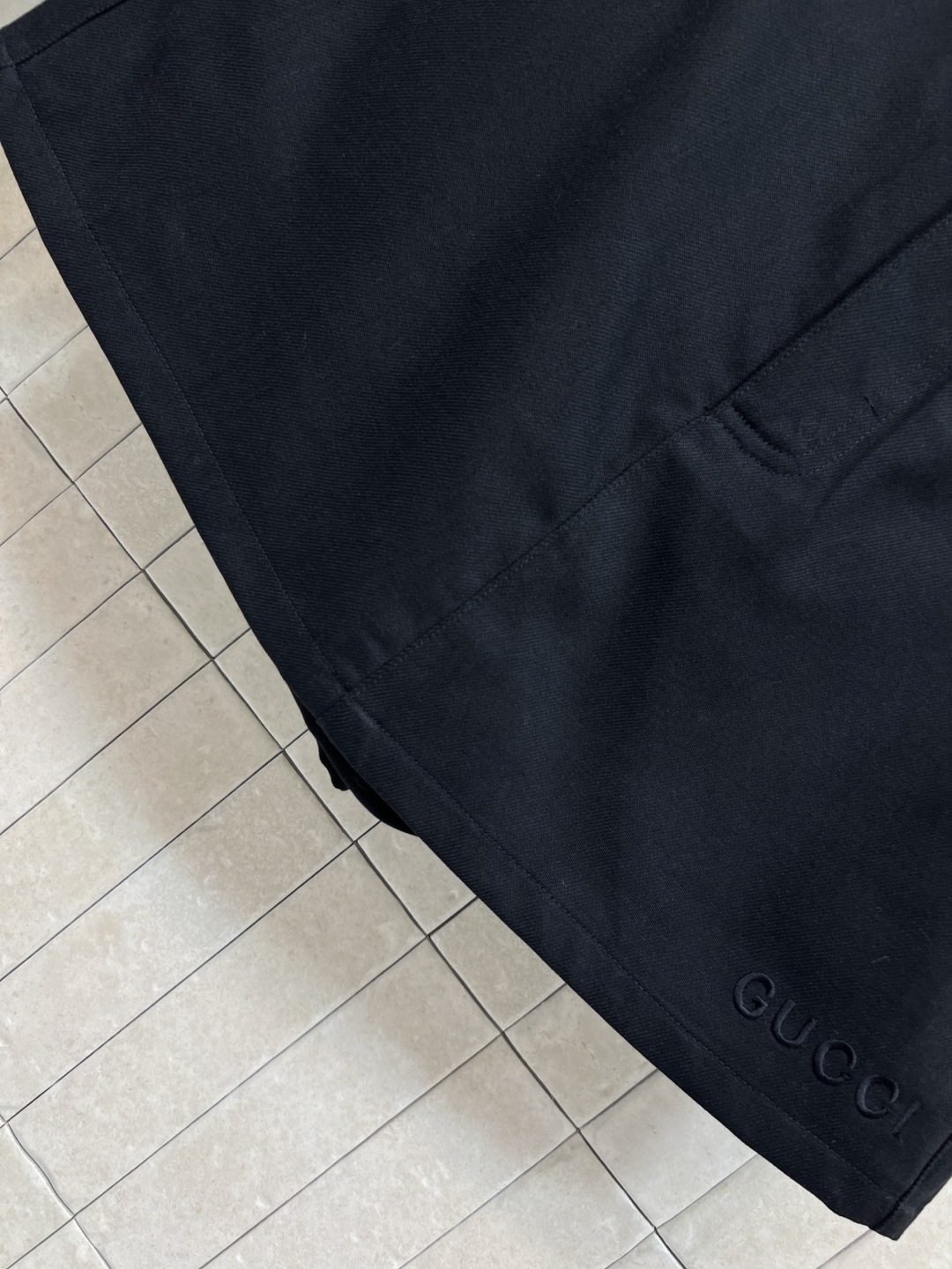 G家 26春夏新款 黑色短款休闲套装 翻领短袖衬衫外套+高腰短裤 清爽利落 短款衣长刚好卡在腰线位置 轻