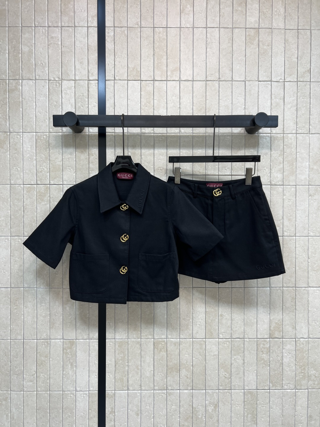 NO:762348,G Home 26 Spring and Summer New Style Black short casual suit Lapel short-sleeved shirt jacket + high-waisted shorts Refreshing and neat The length of the short dress is just stuck at the waistline Easily optimize body proportions The high-waisted version lengthens the leg lines The pants are slightly wide and not tight Casual outings Good match for commuting Three sizes in one color S-M-L,,gucci,shorts,jackets & coats,shirts,T-shirt,19860909G家 26春夏新款 黑色短款休闲套装 翻领短袖衬衫外套+高腰短裤 清爽利落 短款衣长刚好卡在腰线位置 轻松优化身材比例 高腰版型拉长腿部线条 裤型微阔不紧绷 休闲出街 通勤好搭配 一色三码 S-M-L,,gucci,shorts,jackets & coats,shirts,T-shirt,,Women's clothing