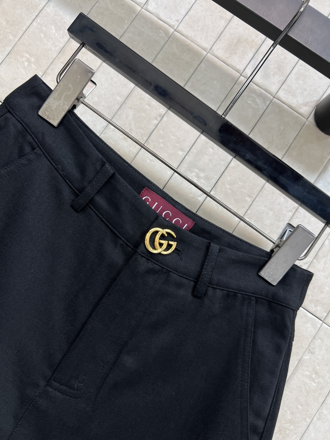 G家 26春夏新款 黑色短款休闲套装 翻领短袖衬衫外套+高腰短裤 清爽利落 短款衣长刚好卡在腰线位置 轻