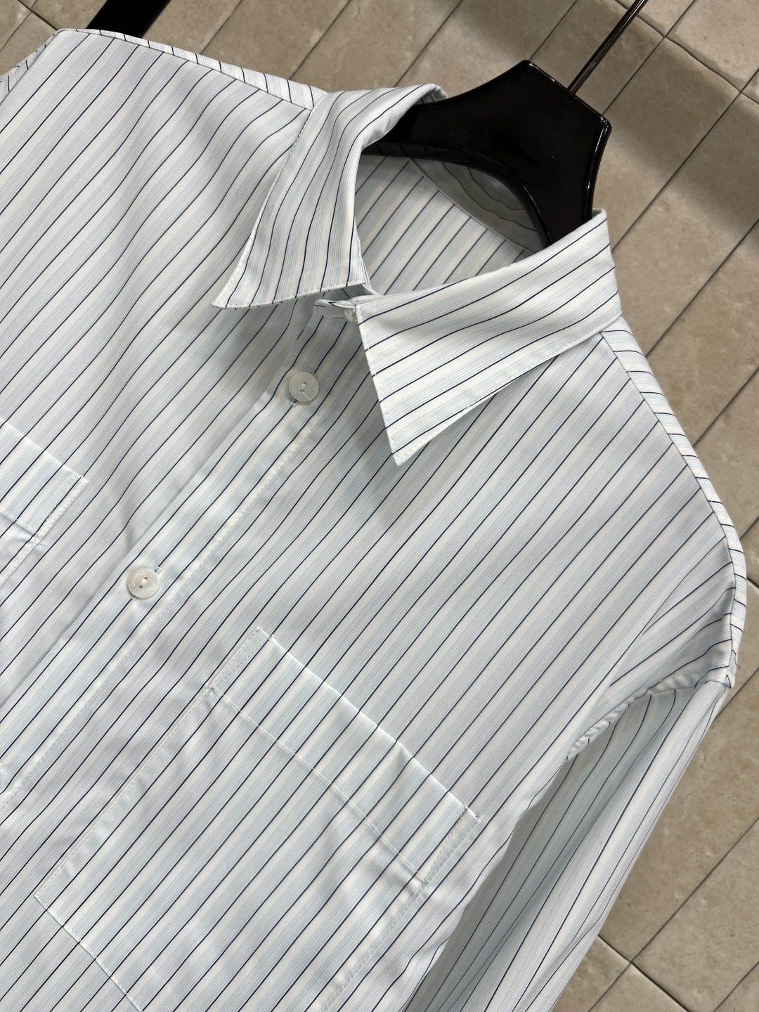 小香家 26春夏新款 条纹短款衬衫 浅蓝竖条纹+红色logo刺绣 简约 高品质棉质面料 柔软舒适 宽松剪