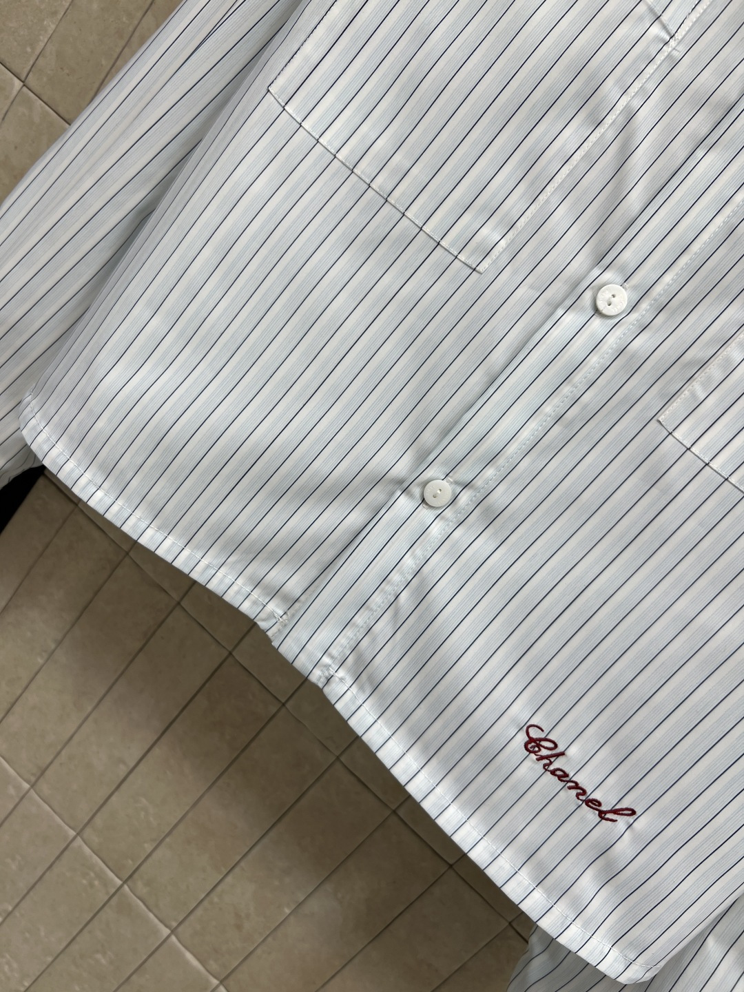 小香家 26春夏新款 条纹短款衬衫 浅蓝竖条纹+红色logo刺绣 简约 高品质棉质面料 柔软舒适 宽松剪