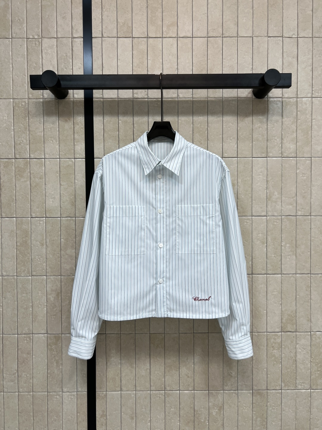 NO:762352,Xiaoxiangjia 26 spring and summer new style striped short shirt, light blue vertical stripes + red logo embroidery, simple, high-quality cotton fabric, soft and comfortable, loose cut + double breast pockets, chain decoration inside the hem, practical and fashionable, can be easily managed in college style and commuting style, looks great with jeans or short skirts, three sizes in one color, S-M-L,,chanel,skirts,jeans,shirts,19860909小香家 26春夏新款 条纹短款衬衫 浅蓝竖条纹+红色logo刺绣 简约 高品质棉质面料 柔软舒适 宽松剪裁+双胸口袋 衣摆里面链条装饰 实用又时髦 学院风、通勤风都能轻松驾驭 搭配牛仔裤或短裙都很出彩 一色三码S-M-L,,chanel,skirts,jeans,shirts,,Women's clothing