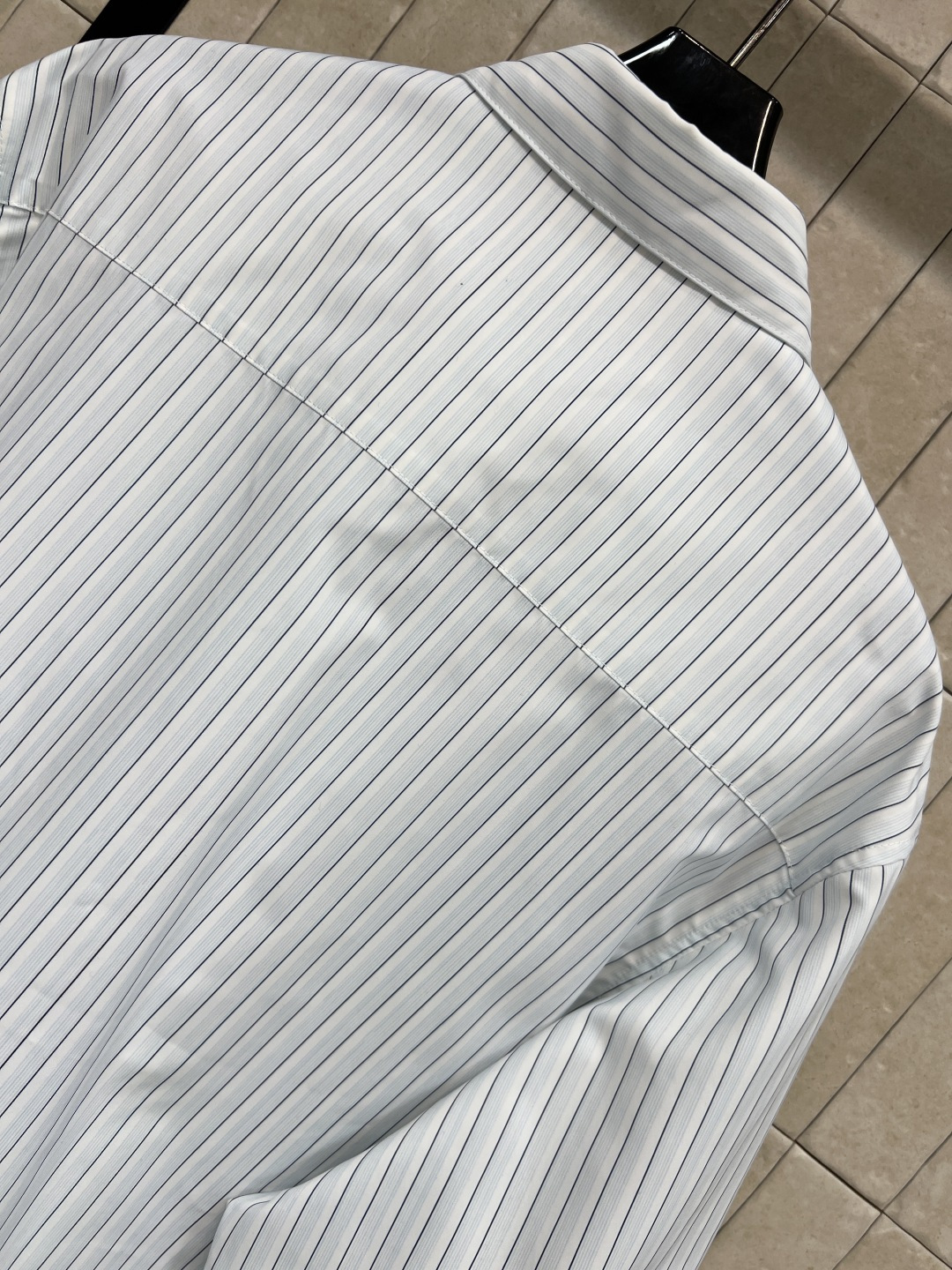 小香家 26春夏新款 条纹短款衬衫 浅蓝竖条纹+红色logo刺绣 简约 高品质棉质面料 柔软舒适 宽松剪