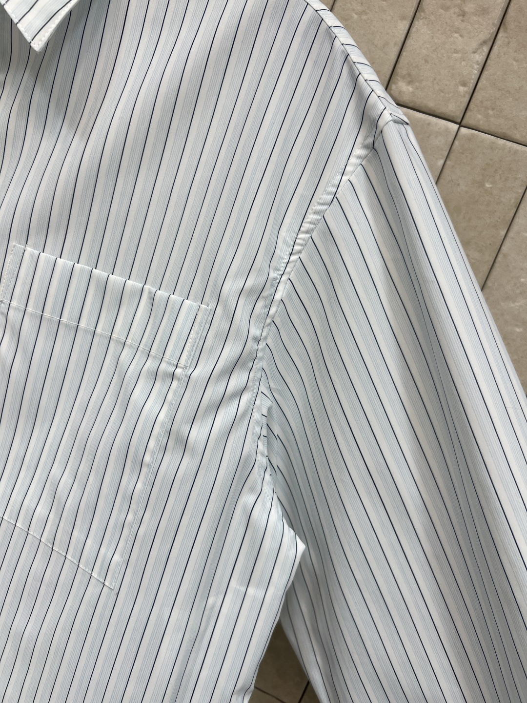 小香家 26春夏新款 条纹短款衬衫 浅蓝竖条纹+红色logo刺绣 简约 高品质棉质面料 柔软舒适 宽松剪