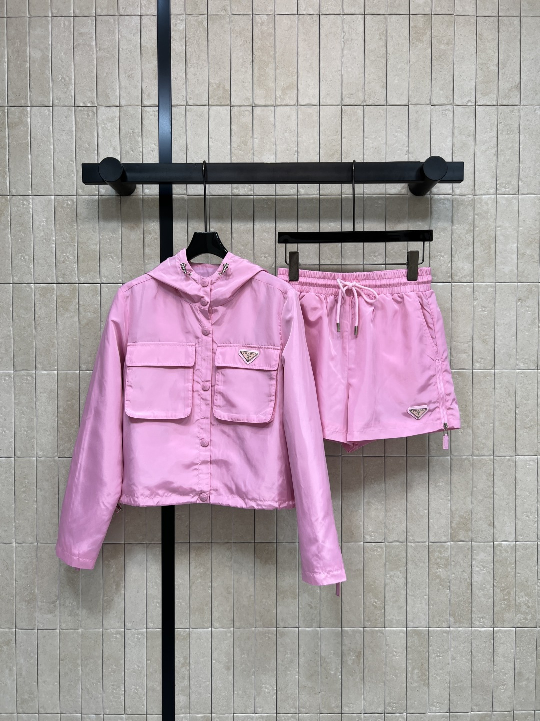 NO:762333,PD Home 26 new spring and summer style triangle logo sports suit, hooded jacket + high-waisted shorts, light fabric is perfect for spring and summer! Loose fit + hooded design, practical and stylish, double chest pockets with classic triangle logo, perfect for recognition, fresh and soft pink, easy to control in daily commuting and outdoors. Paired with shorts or casual pants of the same color, simple and fashionable, easy to get fashion sense! Two colors and three sizes S-M-L,, dior, shorts, jackets & coats, hats,19860909PD家 26春夏新款 三角标运动套装 连帽外套+高腰短裤 轻薄面料超适合春夏!宽松版型+连帽设计 实用又有型 胸前双口袋配经典三角标 辨识度满分 粉色清新柔和 日常通勤、户外都能轻松驾驭 搭配同色短裤或休闲裤 简约又时髦 轻松get时尚感!两色三码S-M-L,,dior,shorts,jackets & coats,hats,,Women's clothing