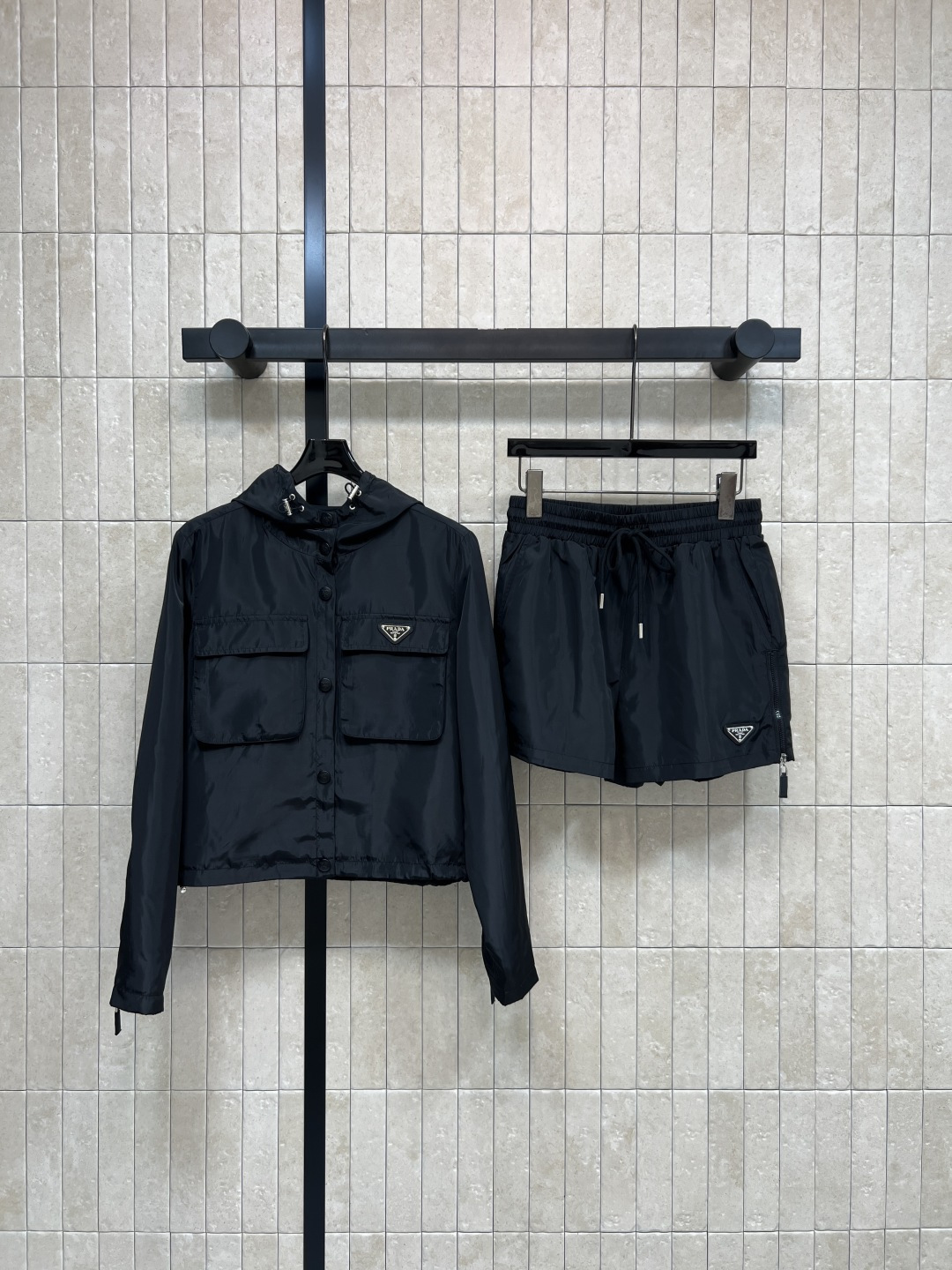 NO:762339,PD Home 26 new spring and summer style triangle logo sports suit, hooded jacket + high-waisted shorts, light fabric is perfect for spring and summer! Loose fit + hooded design, practical and stylish, double chest pockets with classic triangle logo, perfect for recognition, fresh and soft pink, easy to control in daily commuting and outdoors. Paired with shorts or casual pants of the same color, simple and fashionable, easy to get fashion sense! Two colors and three sizes S-M-L,, dior, shorts, jackets & coats, hats,19860909PD家 26春夏新款 三角标运动套装 连帽外套+高腰短裤 轻薄面料超适合春夏!宽松版型+连帽设计 实用又有型 胸前双口袋配经典三角标 辨识度满分 粉色清新柔和 日常通勤、户外都能轻松驾驭 搭配同色短裤或休闲裤 简约又时髦 轻松get时尚感!两色三码S-M-L,,dior,shorts,jackets & coats,hats,,Women's clothing