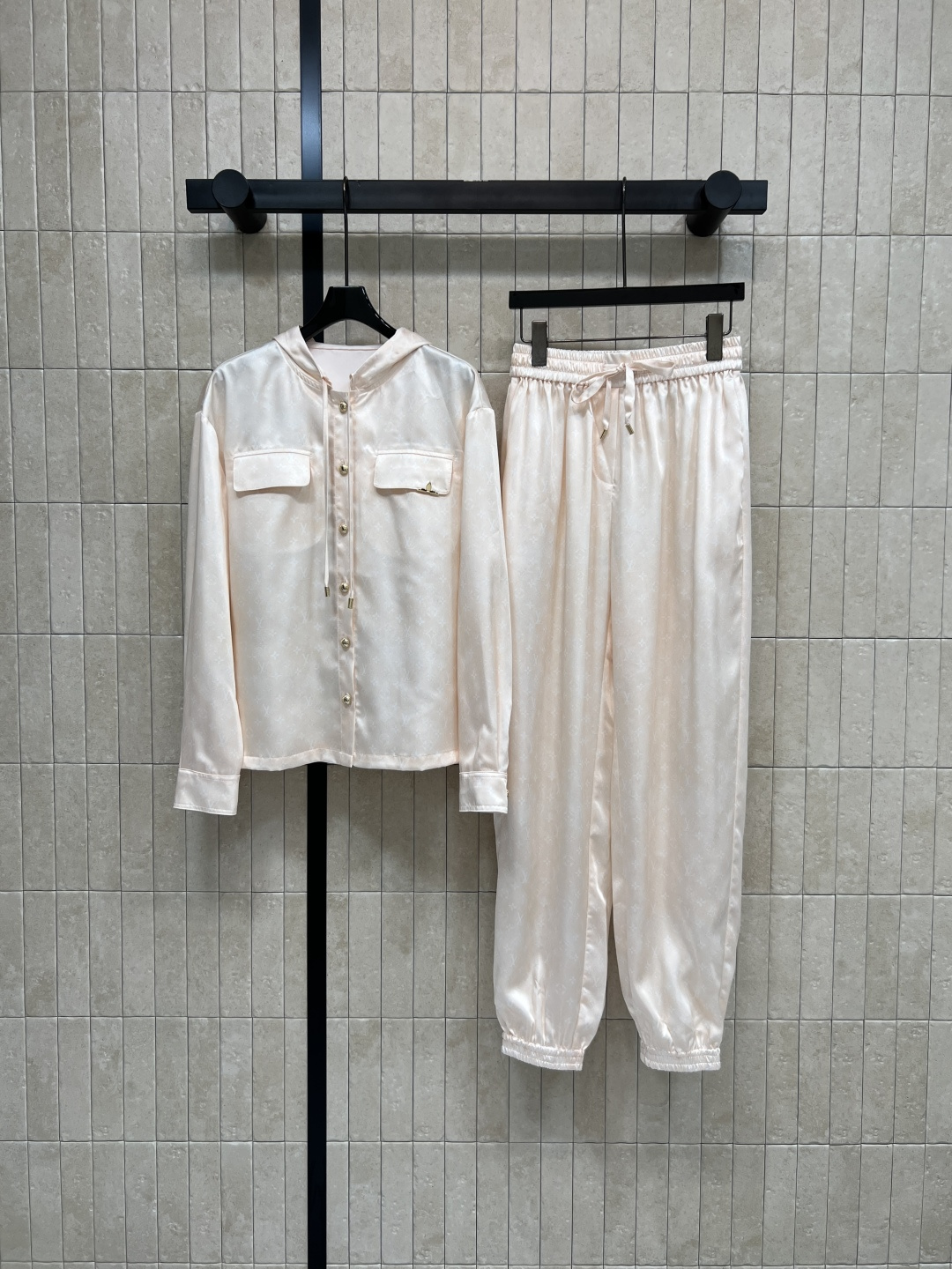 NO:762360,L's new spring and summer 26 presbyopia shirt suit, hooded jacket + leggings pants. The fabric is full of luster, soft and breathable, and super comfortable to wear!  The shirt has a simple style, double pockets + metal buttons, full of details ~ the pants are loose and leggings, with an elasticated waist, suitable for daily leisure or at home. It can move freely without restraint ~ the custom fabric has great drape and wrinkle resistance. It is very suitable for spring and summer. Pair it with light-colored items for a more high-end look. Three sizes in one color, S-M-L, Louis Vuitton, jackets & coats, shirts, hats,19860909L家 26春夏新款 老花衬衫套装 连帽外套+束脚裤 面料光泽感满满 柔软又透气 穿着超舒适！衬衫是简约风 双口袋+金属纽扣 细节感拉满～裤子是宽松束脚款 腰部松紧 日常休闲或居家都很适合 活动自如不束缚~定制面料垂坠感和抗皱性都很棒 春夏穿超合适 搭配浅色单品更显高级感哦 一色三码S-M-L,,louis vuitton,jackets & coats,shirts,hats,,Women's clothing