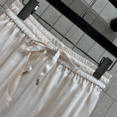 L家 26春夏新款 老花衬衫套装 连帽外套+束脚裤 面料光泽感满满 柔软又透气 穿着超舒适!衬衫是简约风 L家 26春夏新款 老花衬衫套装 连帽外套+束脚裤 面料光泽感满满 柔软又透气 穿着超舒适!衬衫是简约风